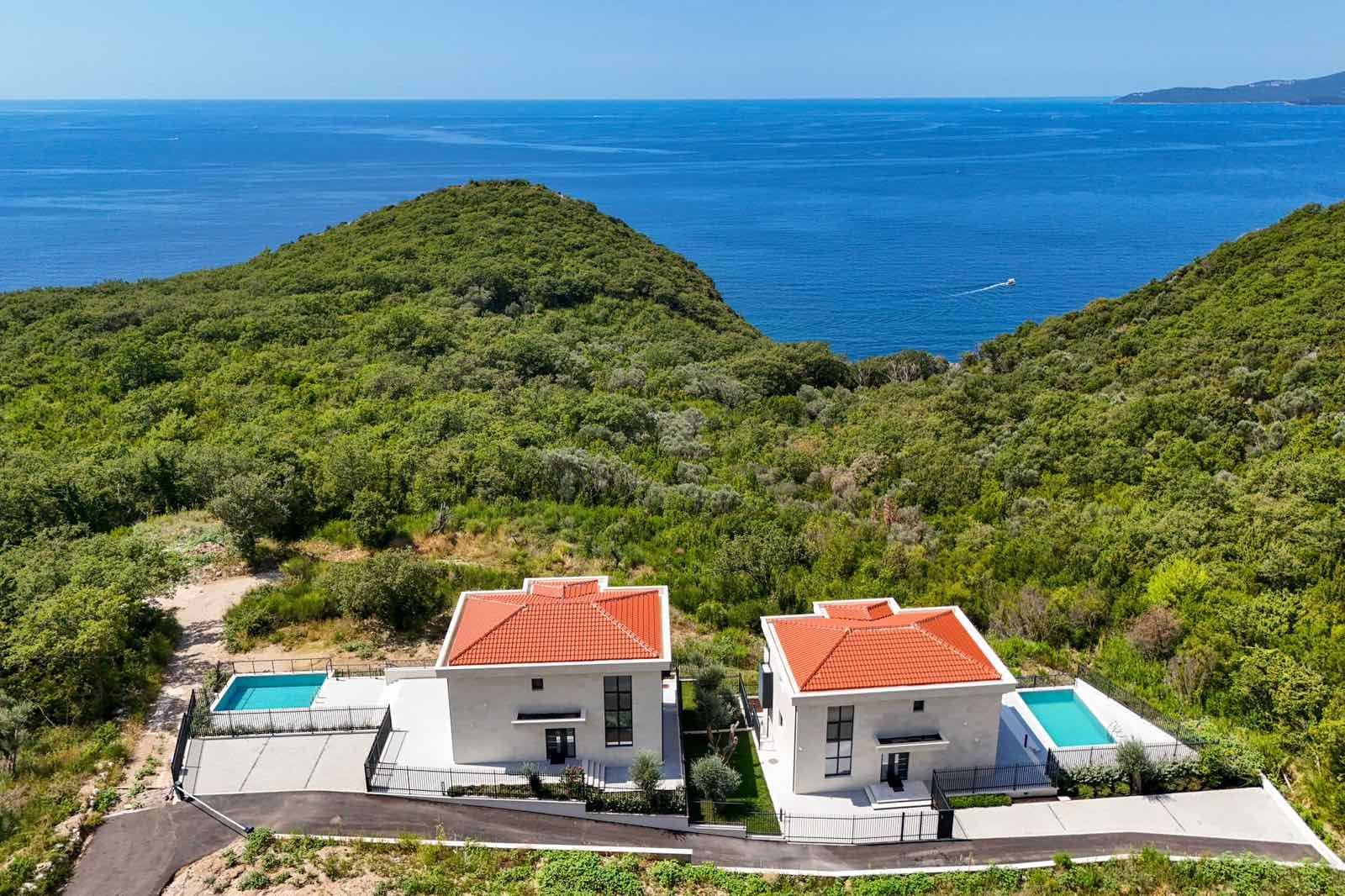 amforaproperty.com/Budva, Reževići – Nova Luksuzna Vila sa Pogledom na More i Bazenom