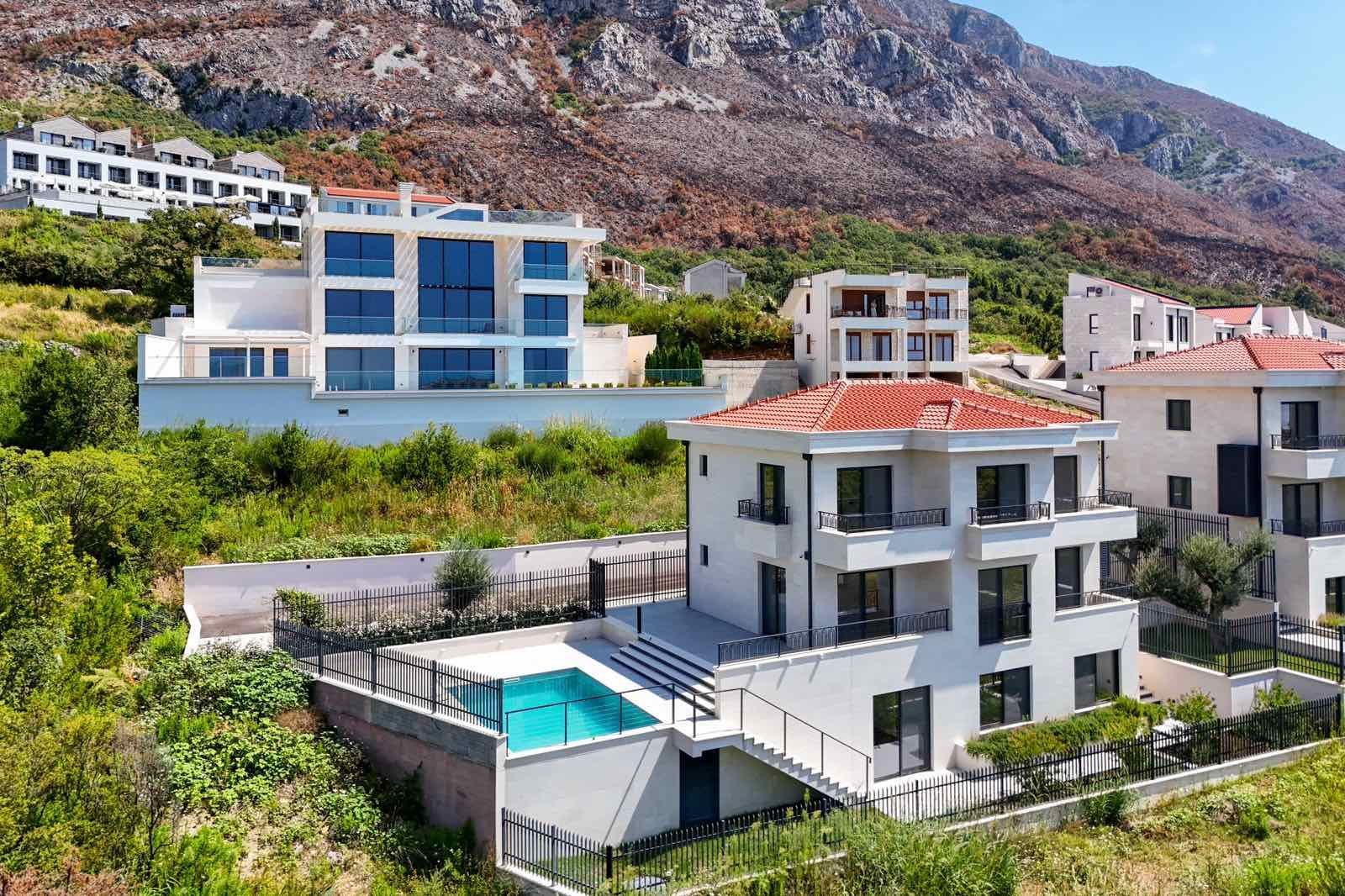 amforaproperty.com/Budva, Reževići – Nova Luksuzna Vila sa Pogledom na More i Bazenom