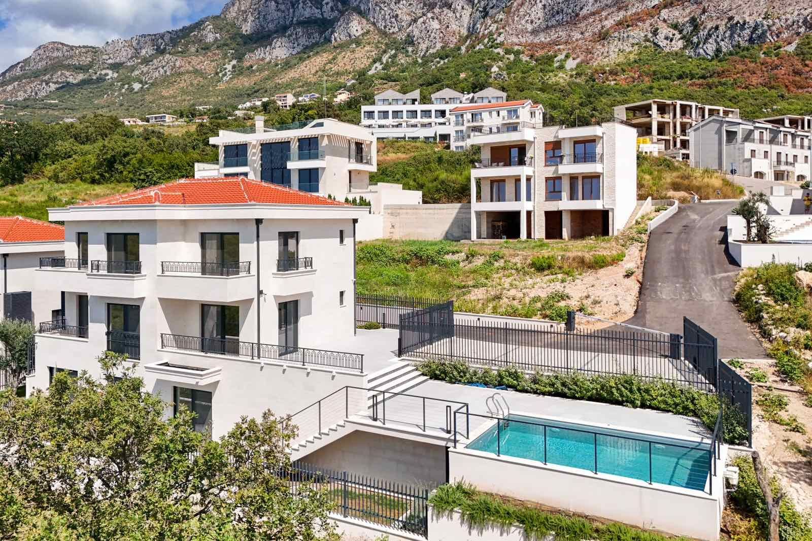 amforaproperty.com/Budva, Reževići – Nova Luksuzna Vila sa Pogledom na More i Bazenom