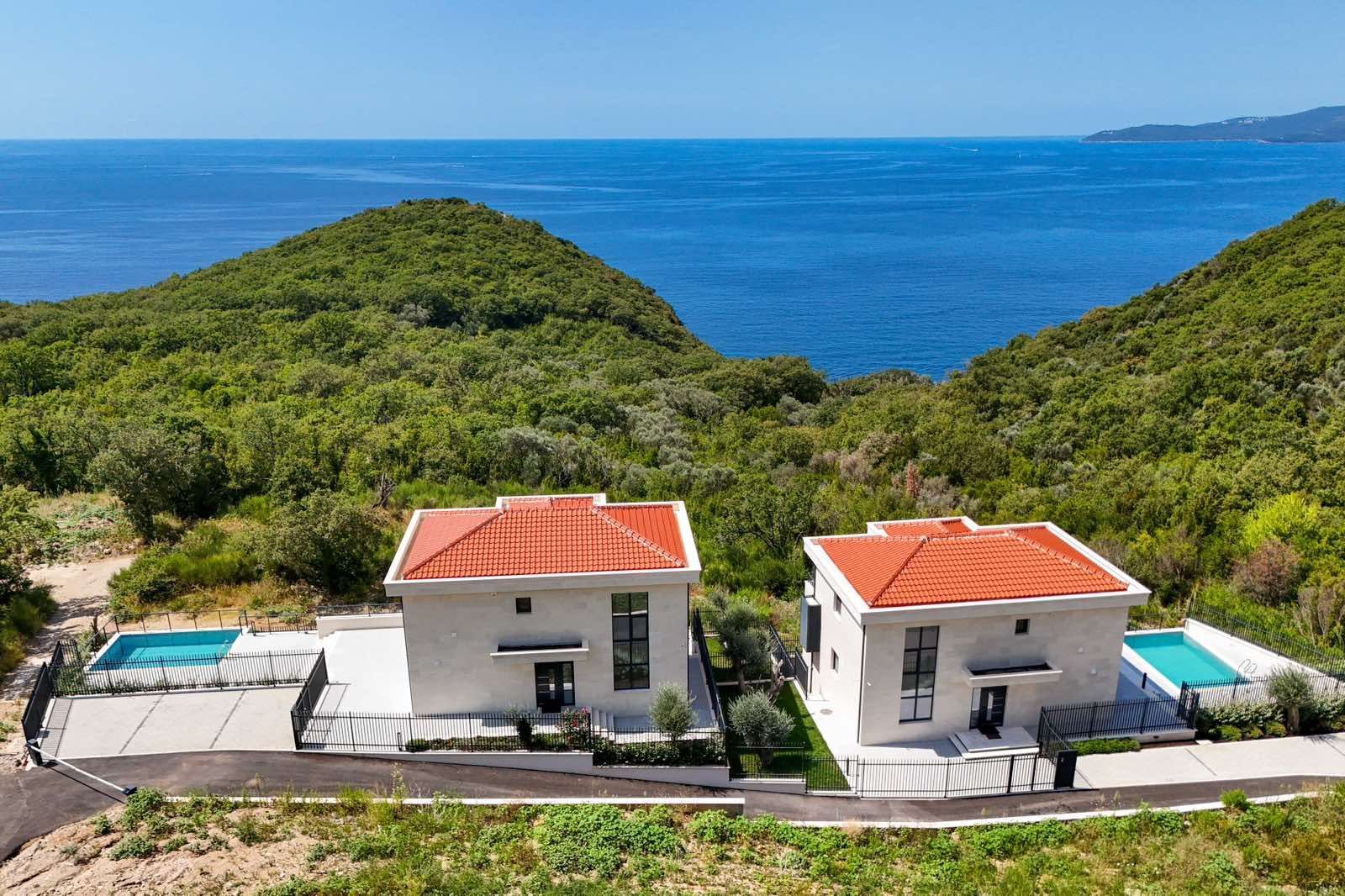 amforaproperty.com/Budva, Reževići – Nova Luksuzna Vila sa Pogledom na More i Bazenom