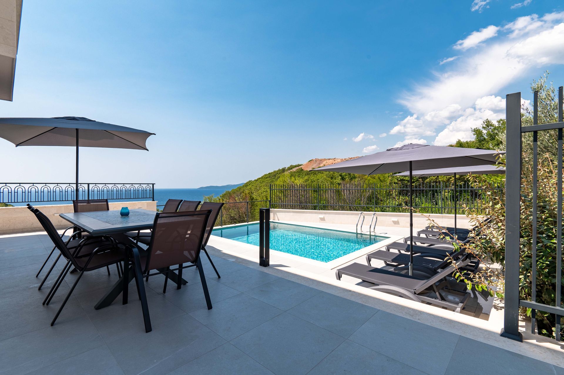 Budva, Reževići – Dve Nove Luksuzna Vila sa Pogledom na More i Bazenom - Amfora Real Estate