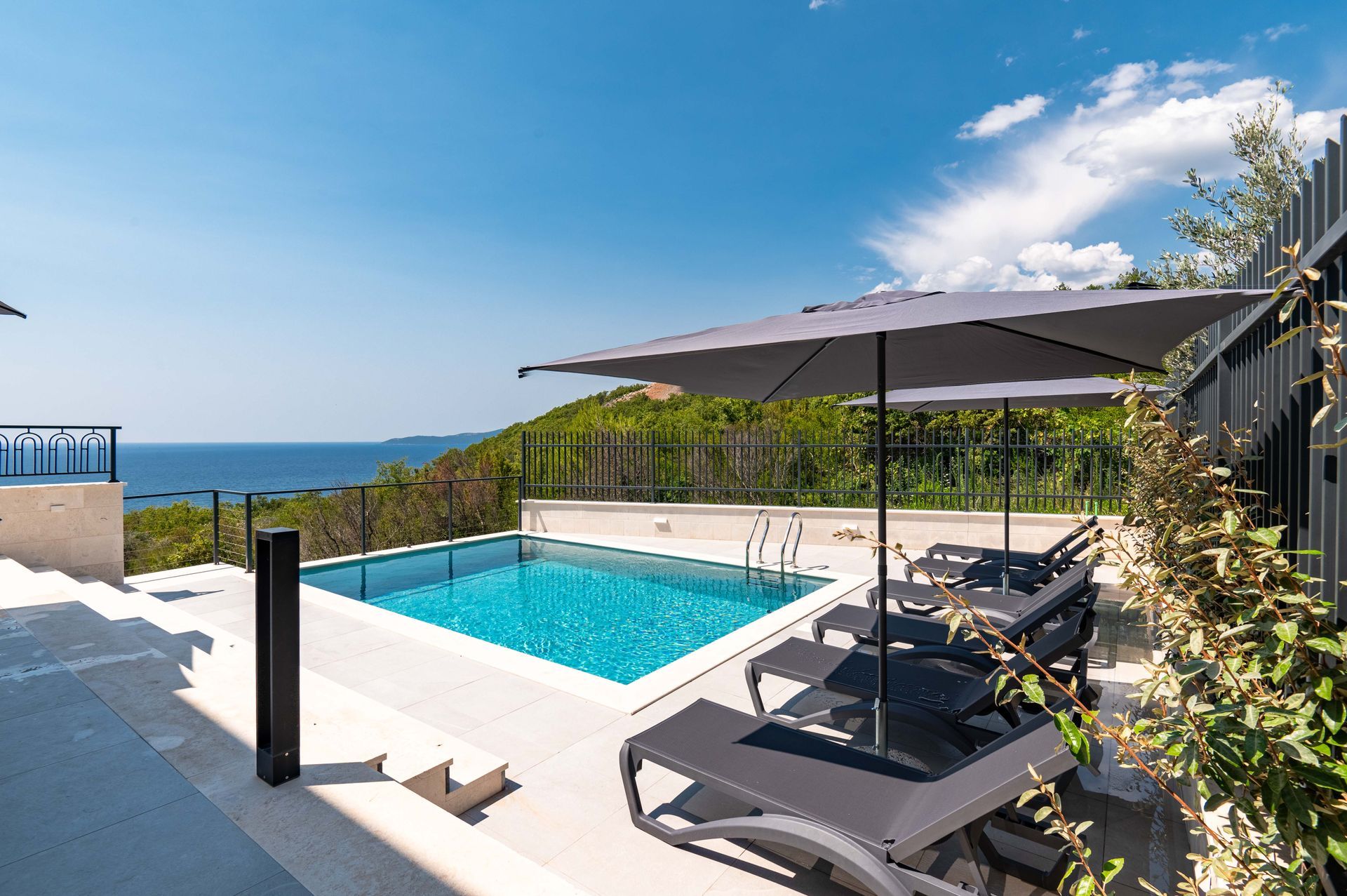 Budva, Reževići – Dve Nove Luksuzna Vila sa Pogledom na More i Bazenom - Amfora Real Estate