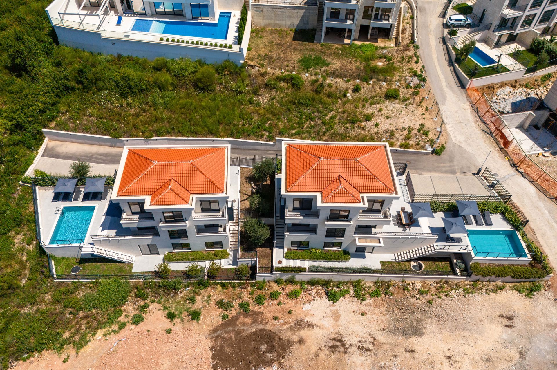 Budva, Reževići – Dve Nove Luksuzna Vila sa Pogledom na More i Bazenom - Amfora Real Estate