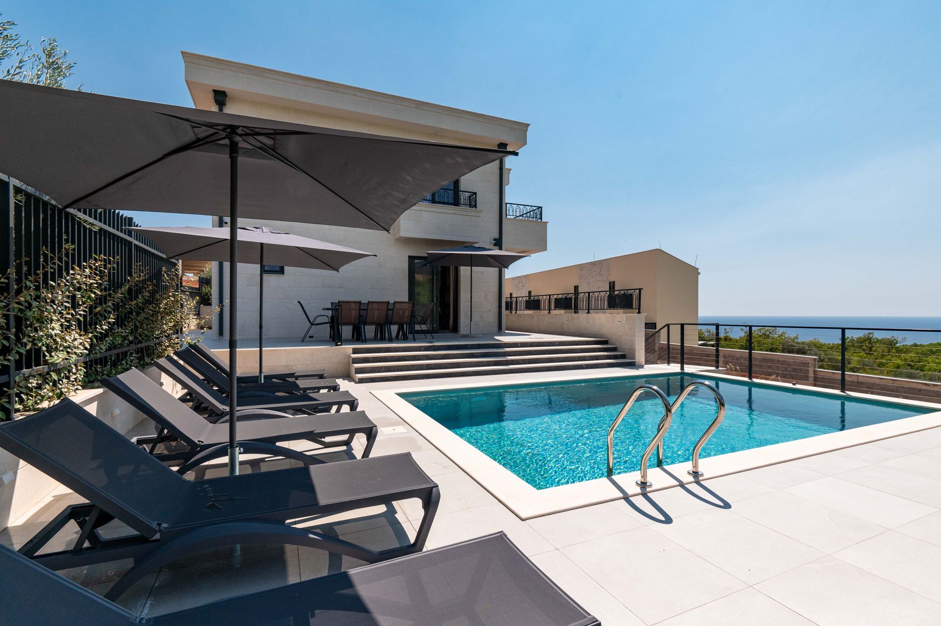 Budva, Reževići – Dve Nove Luksuzna Vila sa Pogledom na More i Bazenom - Amfora Real Estate