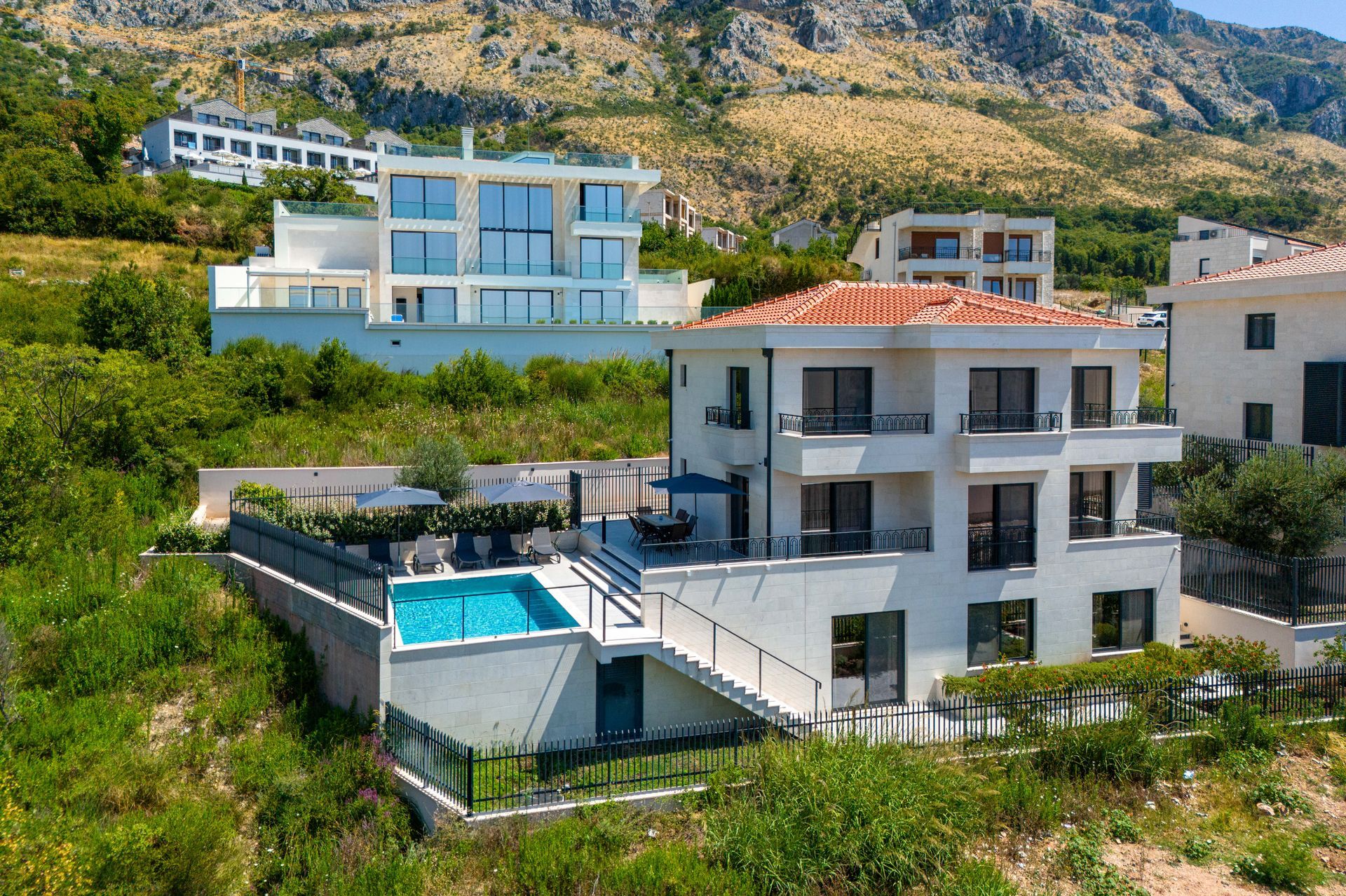 Budva, Reževići – Dve Nove Luksuzna Vila sa Pogledom na More i Bazenom - Amfora Real Estate