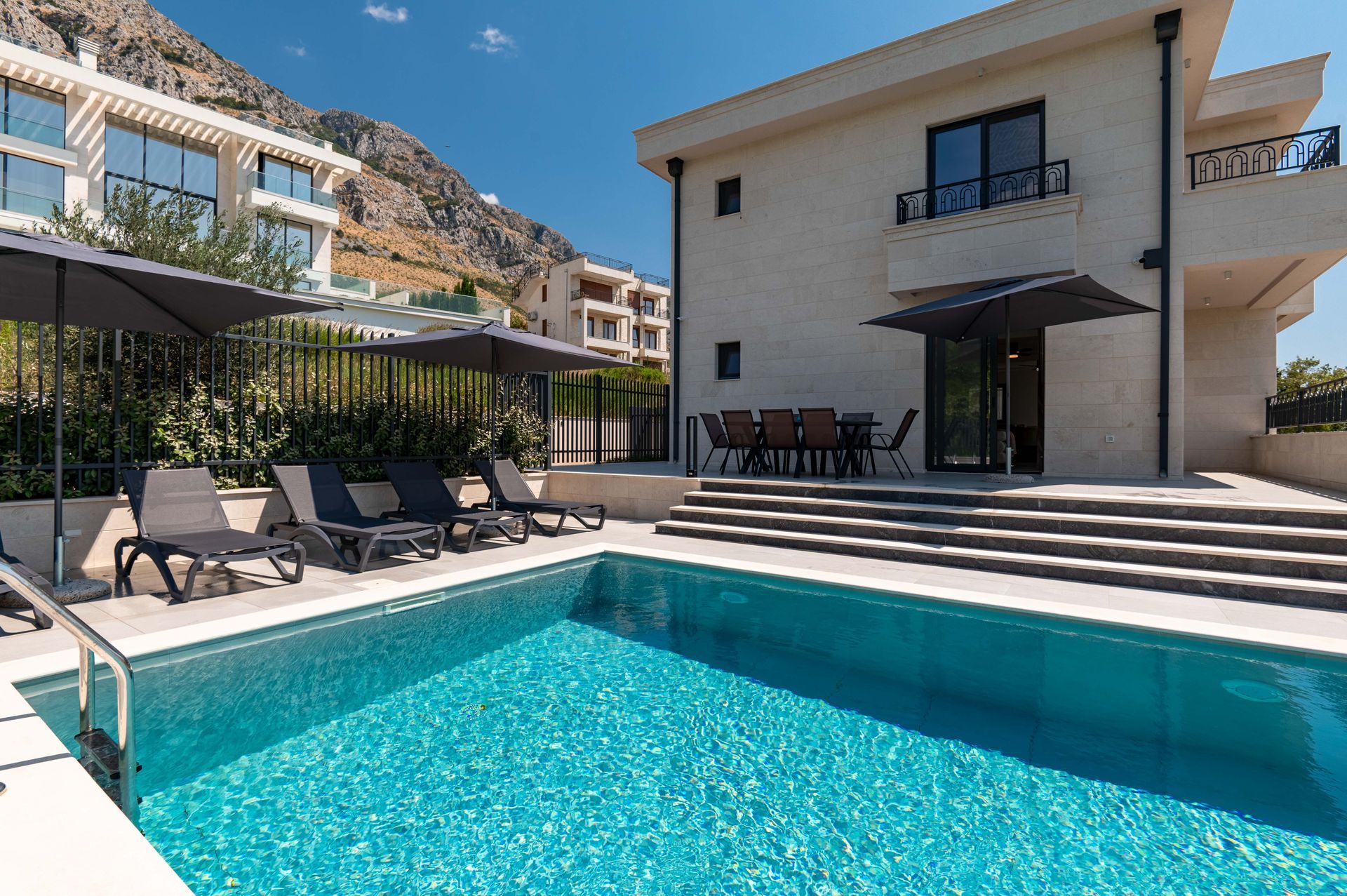 Budva, Reževići – Dve Nove Luksuzna Vila sa Pogledom na More i Bazenom - Amfora Real Estate