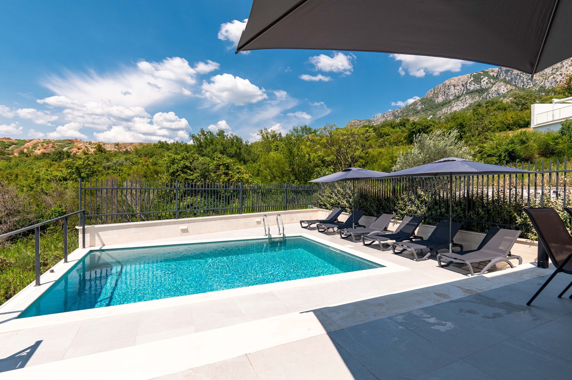 Budva, Reževići – Dve Nove Luksuzna Vila sa Pogledom na More i Bazenom - Amfora Real Estate