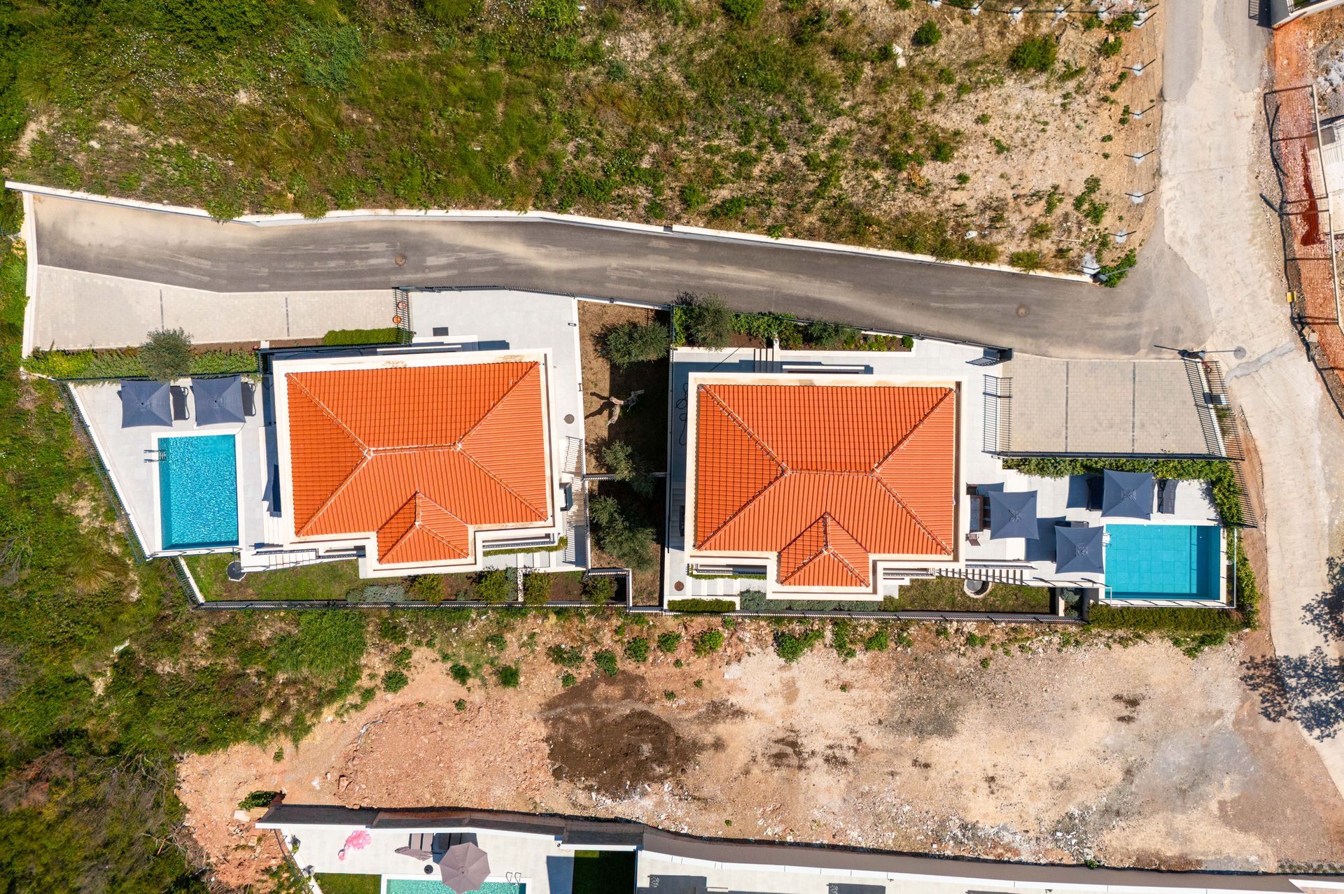 Budva, Reževići – Dve Nove Luksuzna Vila sa Pogledom na More i Bazenom - Amfora Real Estate