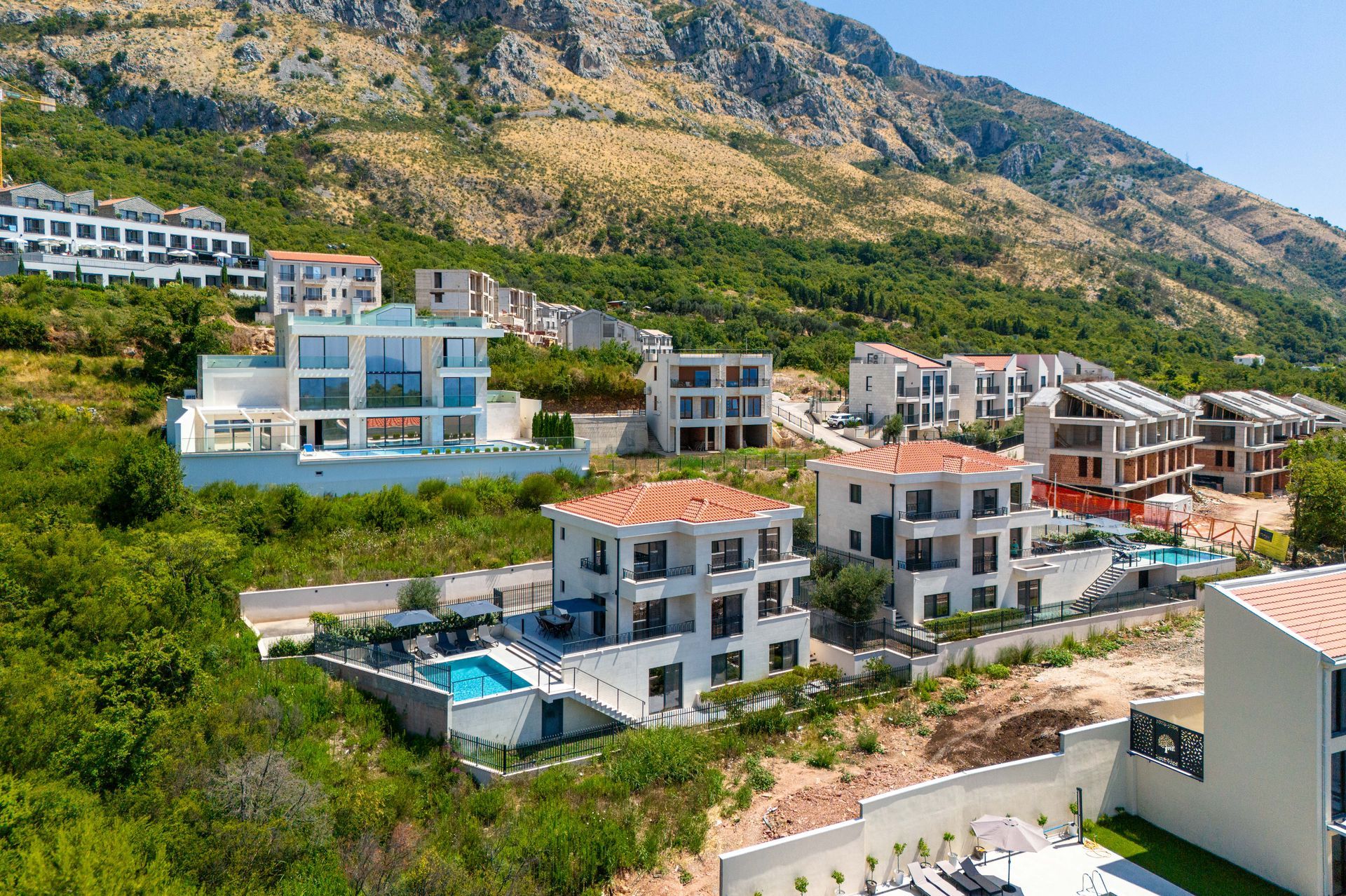 Budva, Reževići – Dve Nove Luksuzna Vila sa Pogledom na More i Bazenom - Amfora Real Estate