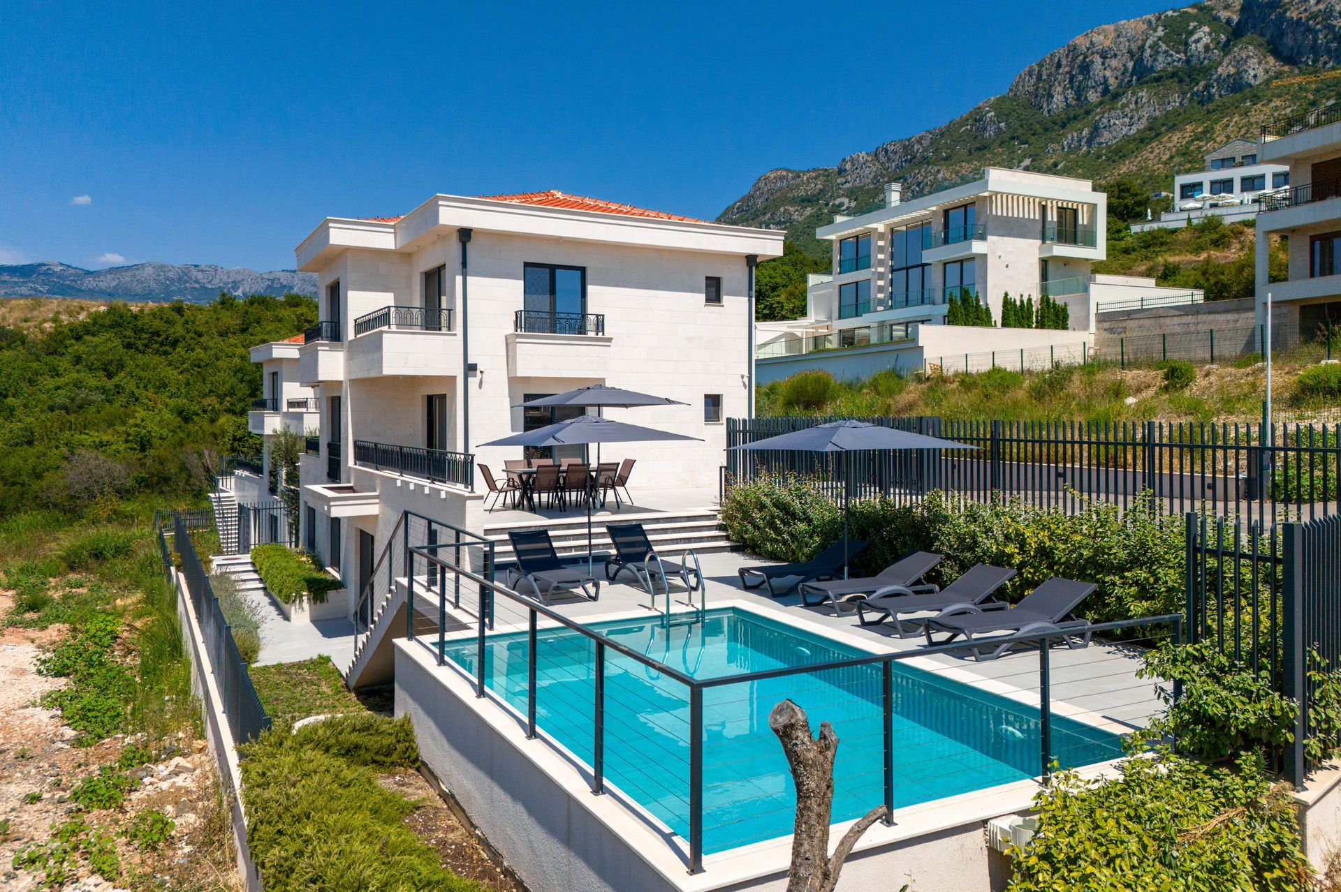 Budva, Reževići – Dve Nove Luksuzna Vila sa Pogledom na More i Bazenom - Amfora Real Estate