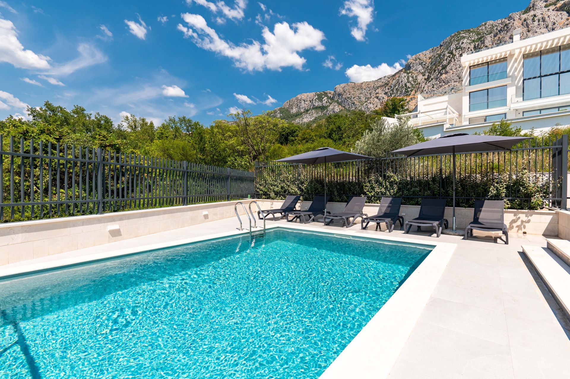 Budva, Reževići – Dve Nove Luksuzna Vila sa Pogledom na More i Bazenom - Amfora Real Estate