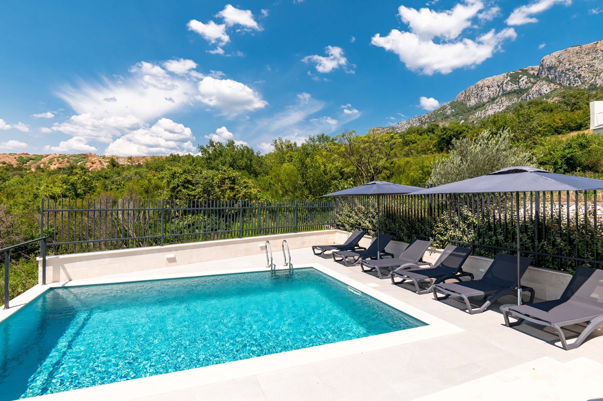 Budva, Reževići – Dve Nove Luksuzna Vila sa Pogledom na More i Bazenom - Amfora Real Estate