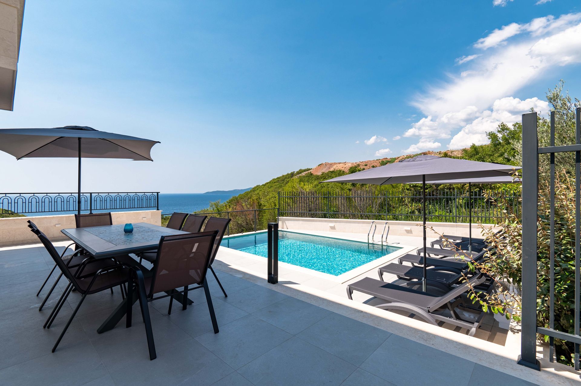 Budva, Reževići – Dve Nove Luksuzna Vila sa Pogledom na More i Bazenom - Amfora Real Estate