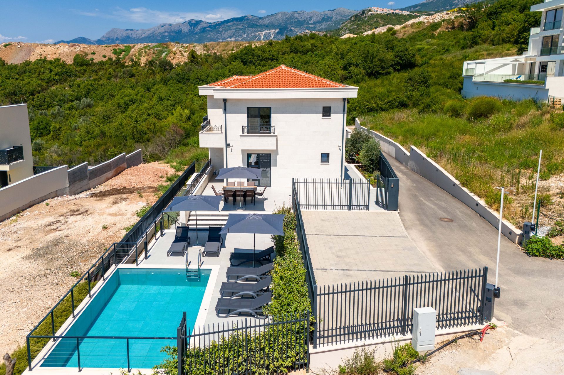 Budva, Reževići – Dve Nove Luksuzna Vila sa Pogledom na More i Bazenom - Amfora Real Estate