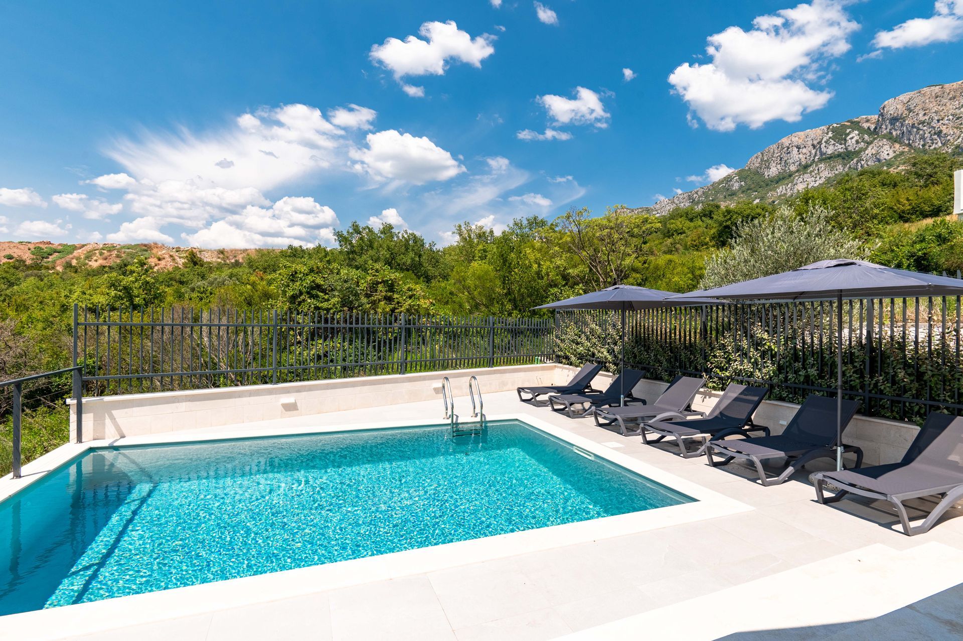 Budva, Reževići – Dve Nove Luksuzna Vila sa Pogledom na More i Bazenom - Amfora Real Estate