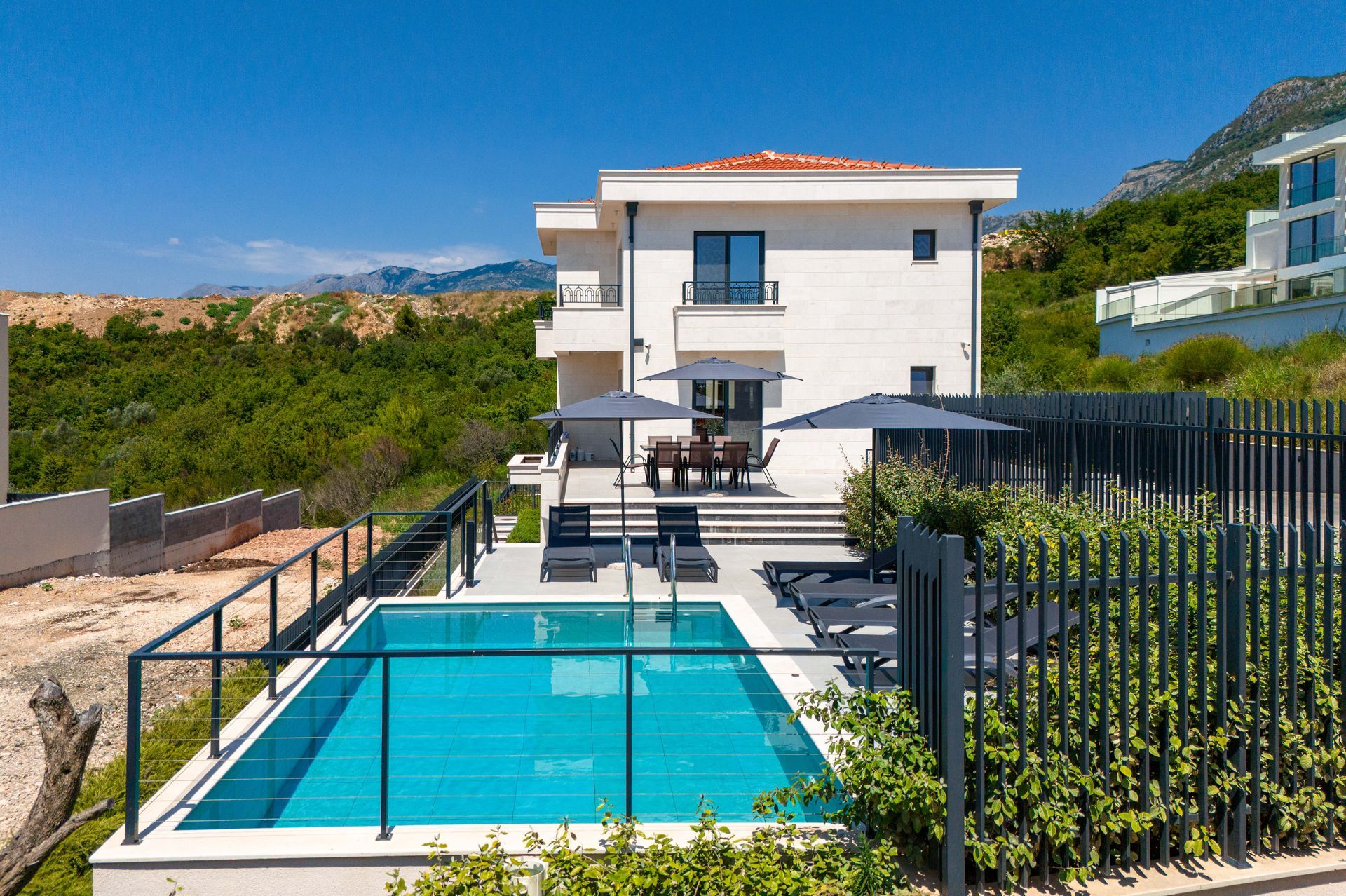 Budva, Reževići – Dve Nove Luksuzna Vila sa Pogledom na More i Bazenom - Amfora Real Estate