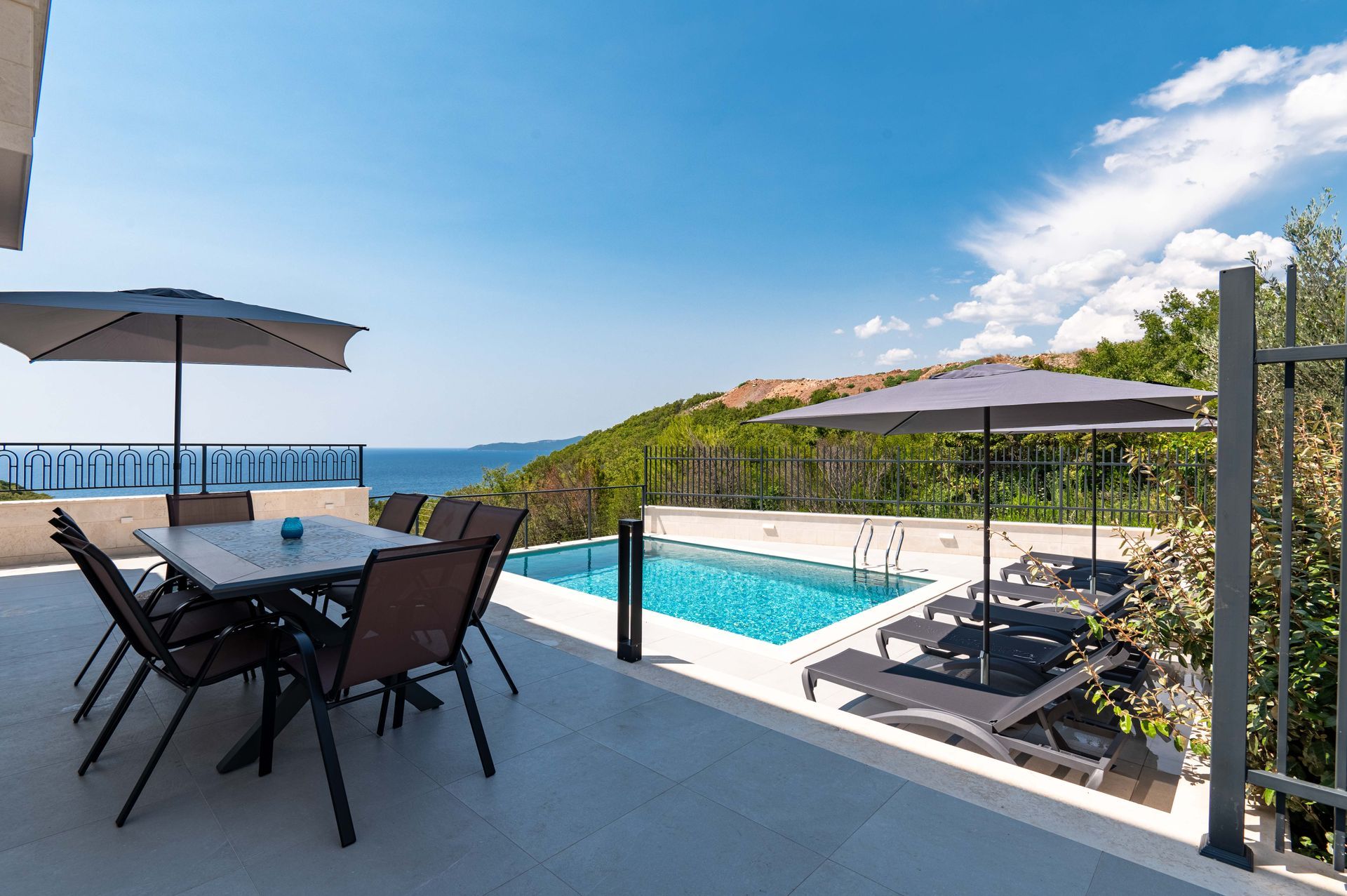 Budva, Reževići – Dve Nove Luksuzna Vila sa Pogledom na More i Bazenom - Amfora Real Estate