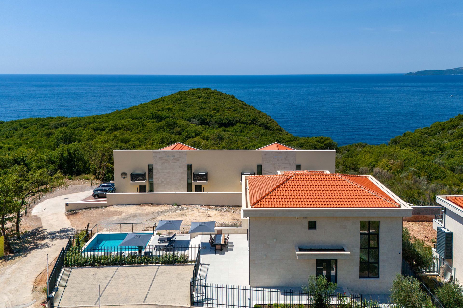 Budva, Reževići – Dve Nove Luksuzna Vila sa Pogledom na More i Bazenom - Amfora Real Estate