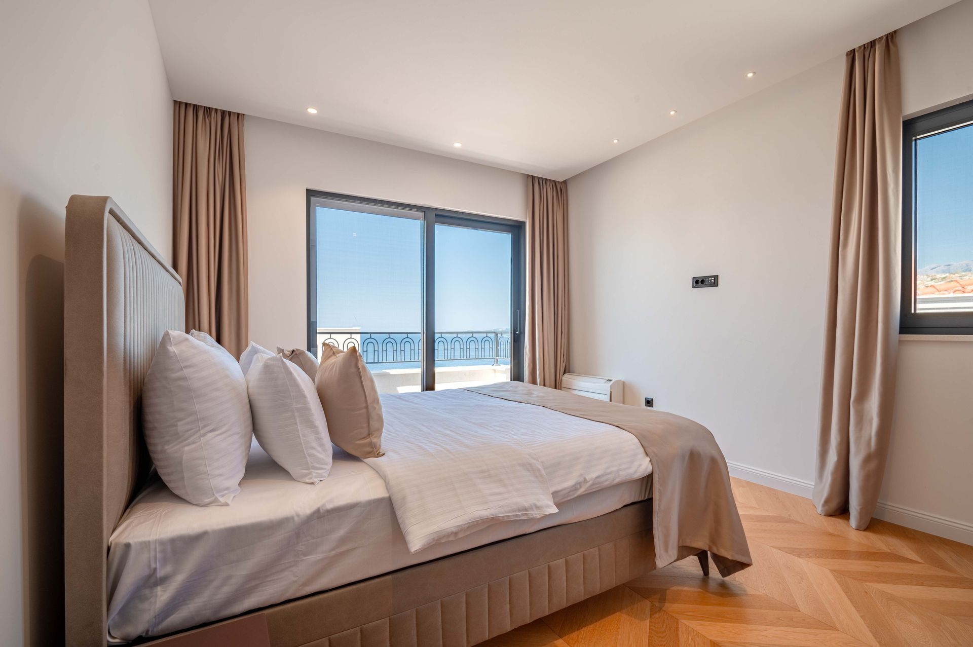 Budva, Reževići – Dve Nove Luksuzna Vila sa Pogledom na More i Bazenom - Amfora Real Estate