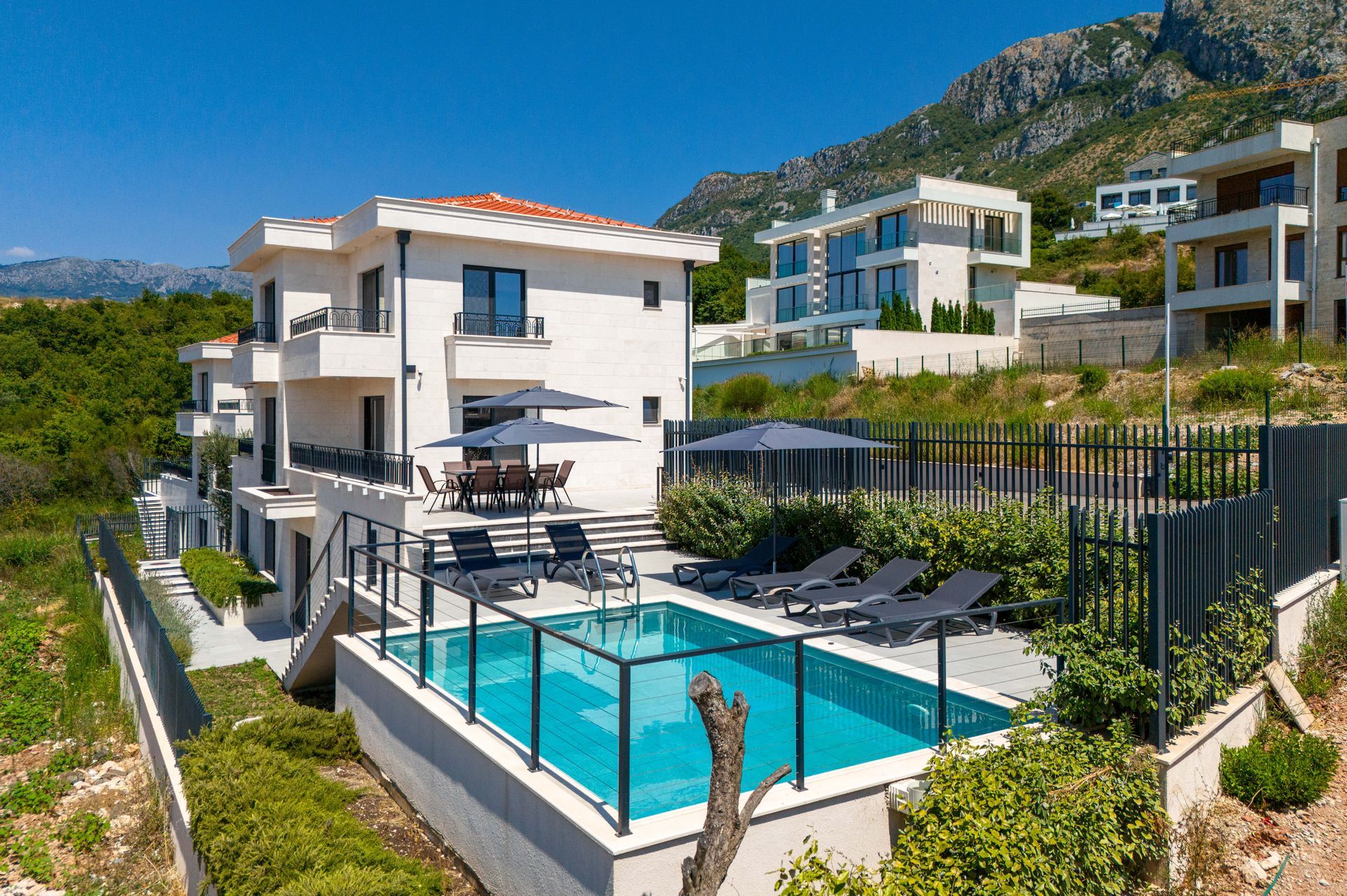 Budva, Reževići – Dve Nove Luksuzna Vila sa Pogledom na More i Bazenom - Amfora Real Estate