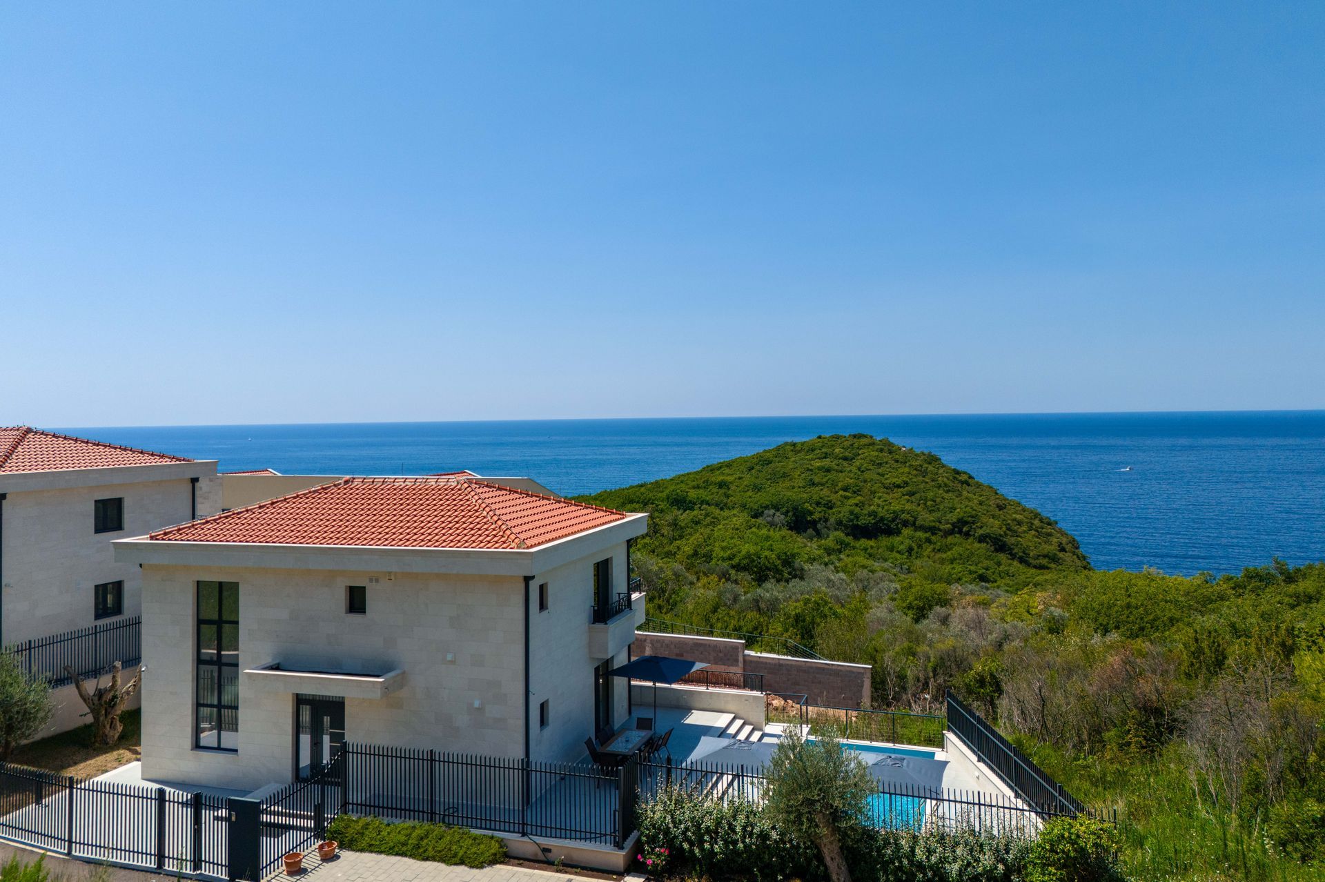 Budva, Reževići – Dve Nove Luksuzna Vila sa Pogledom na More i Bazenom - Amfora Real Estate