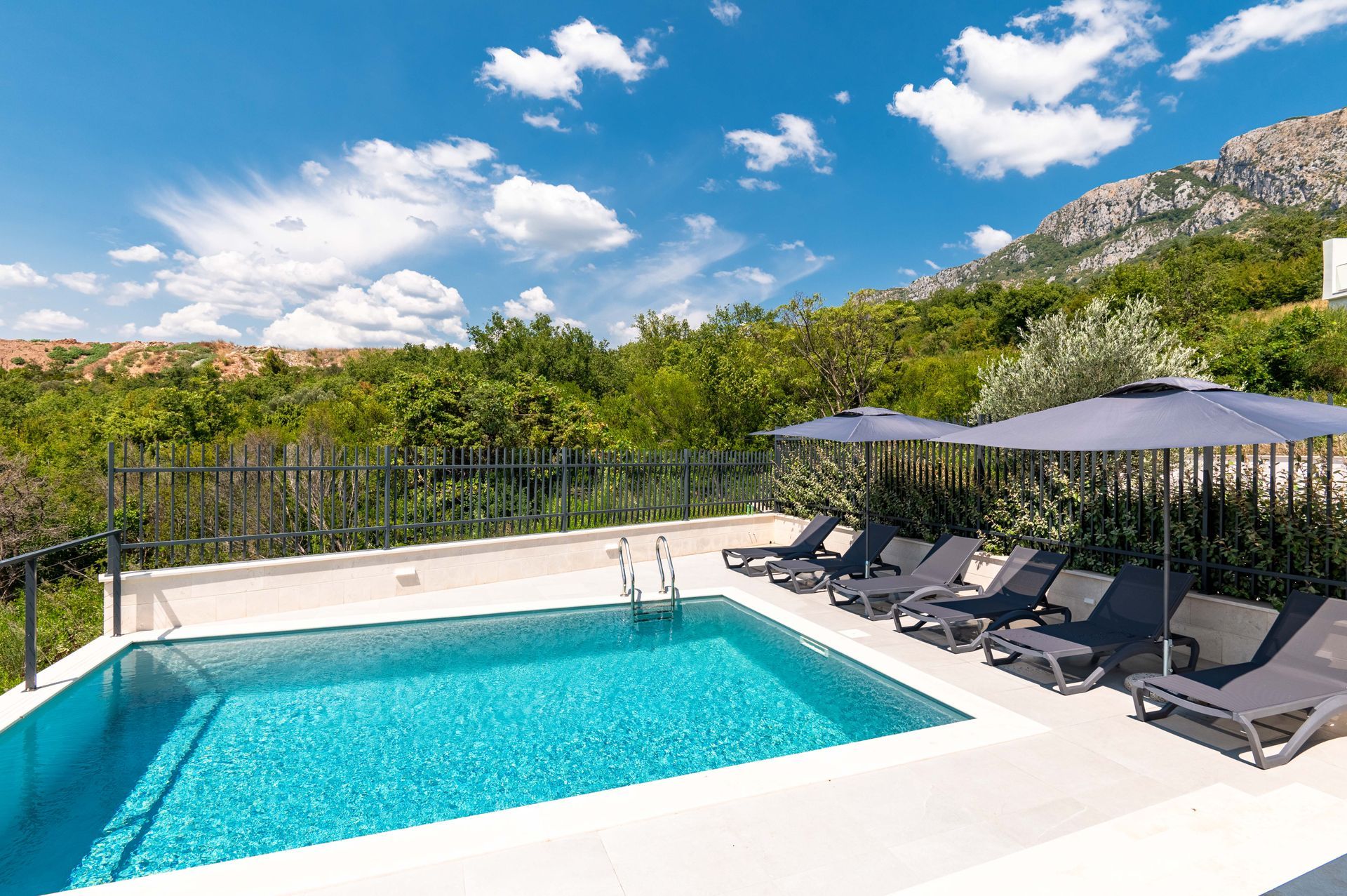 Budva, Reževići – Dve Nove Luksuzna Vila sa Pogledom na More i Bazenom - Amfora Real Estate