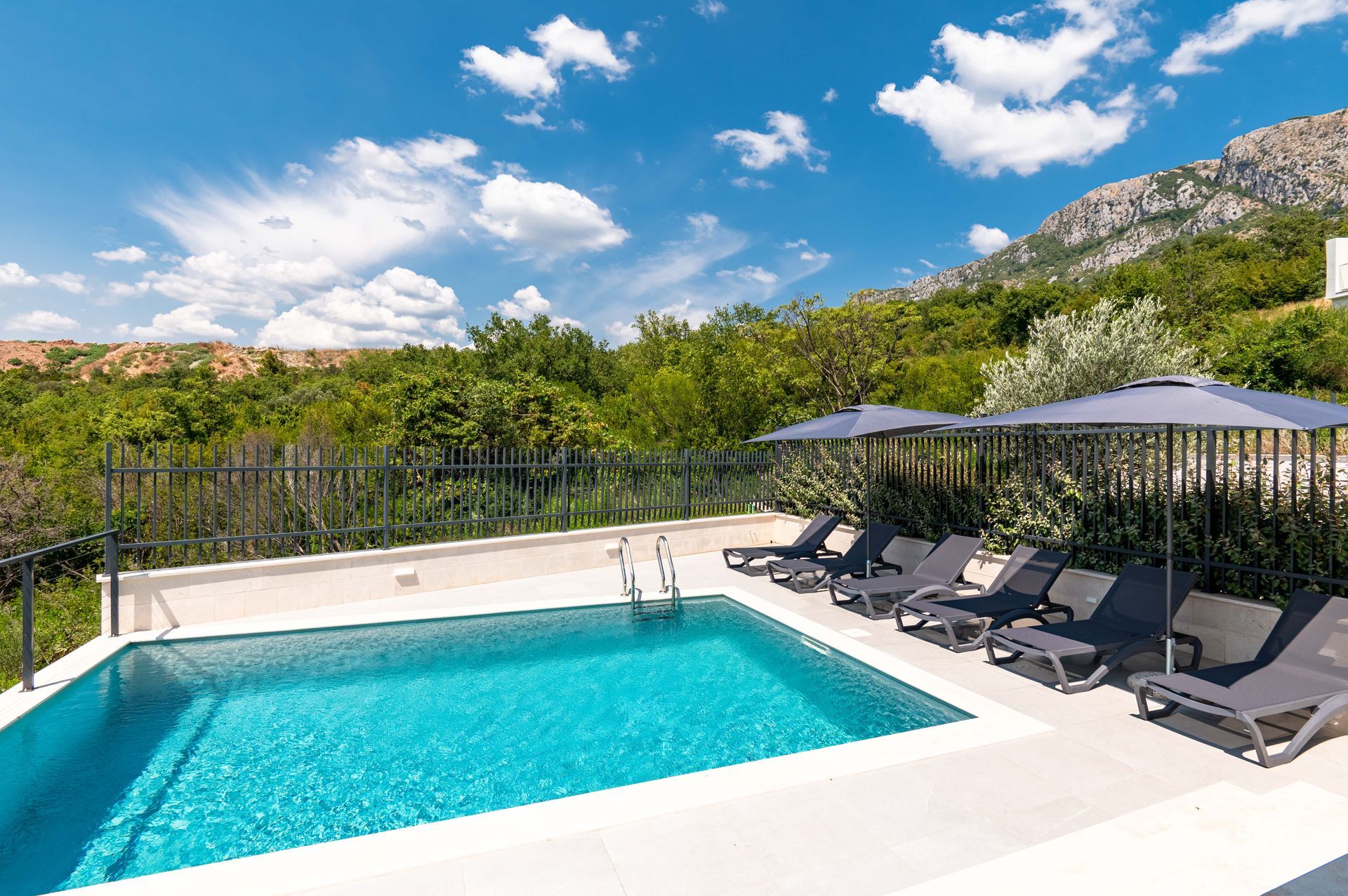 Budva, Reževići – Dve Nove Luksuzna Vila sa Pogledom na More i Bazenom - Amfora Real Estate