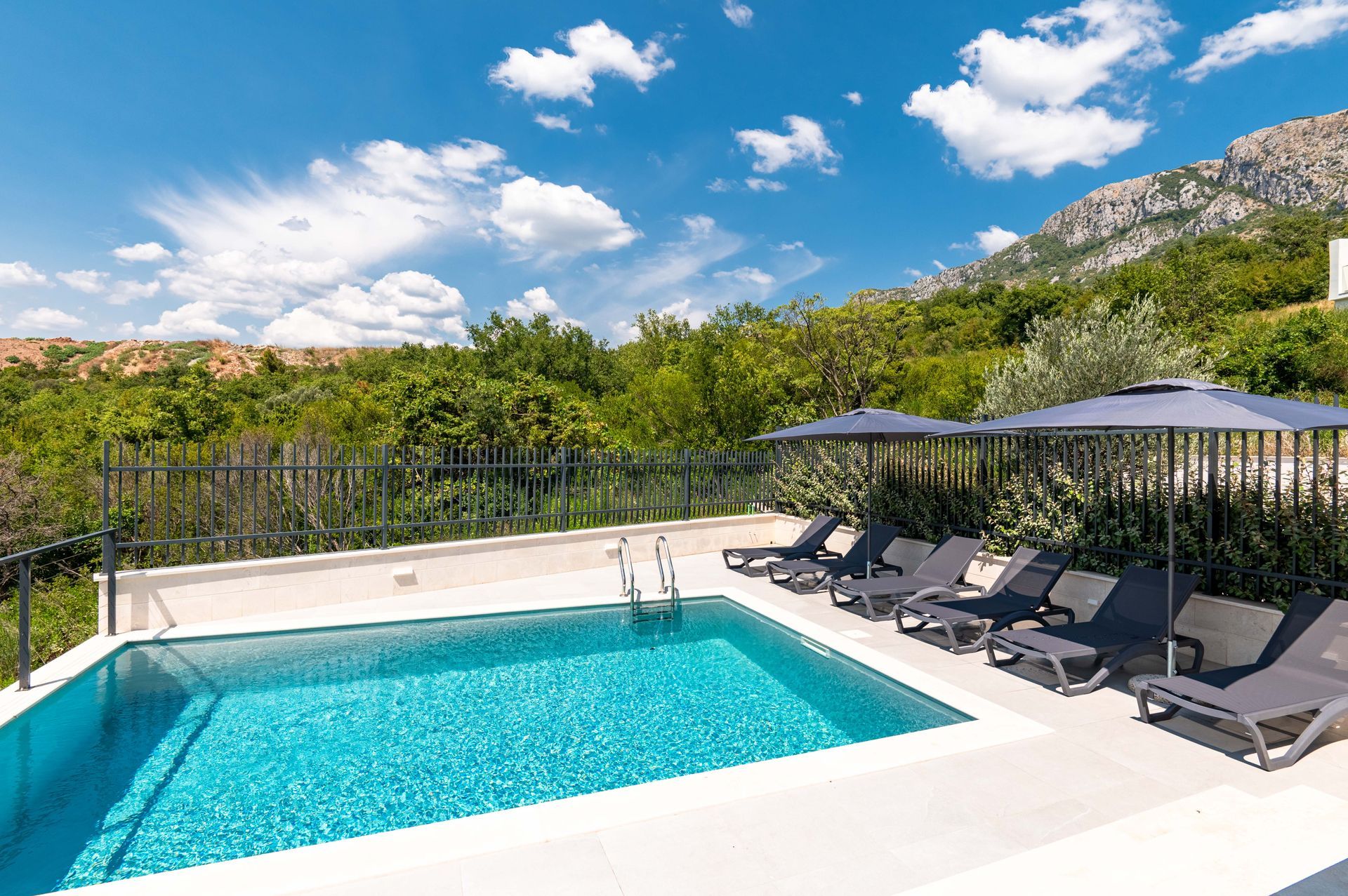 Budva, Reževići – Dve Nove Luksuzna Vila sa Pogledom na More i Bazenom - Amfora Real Estate