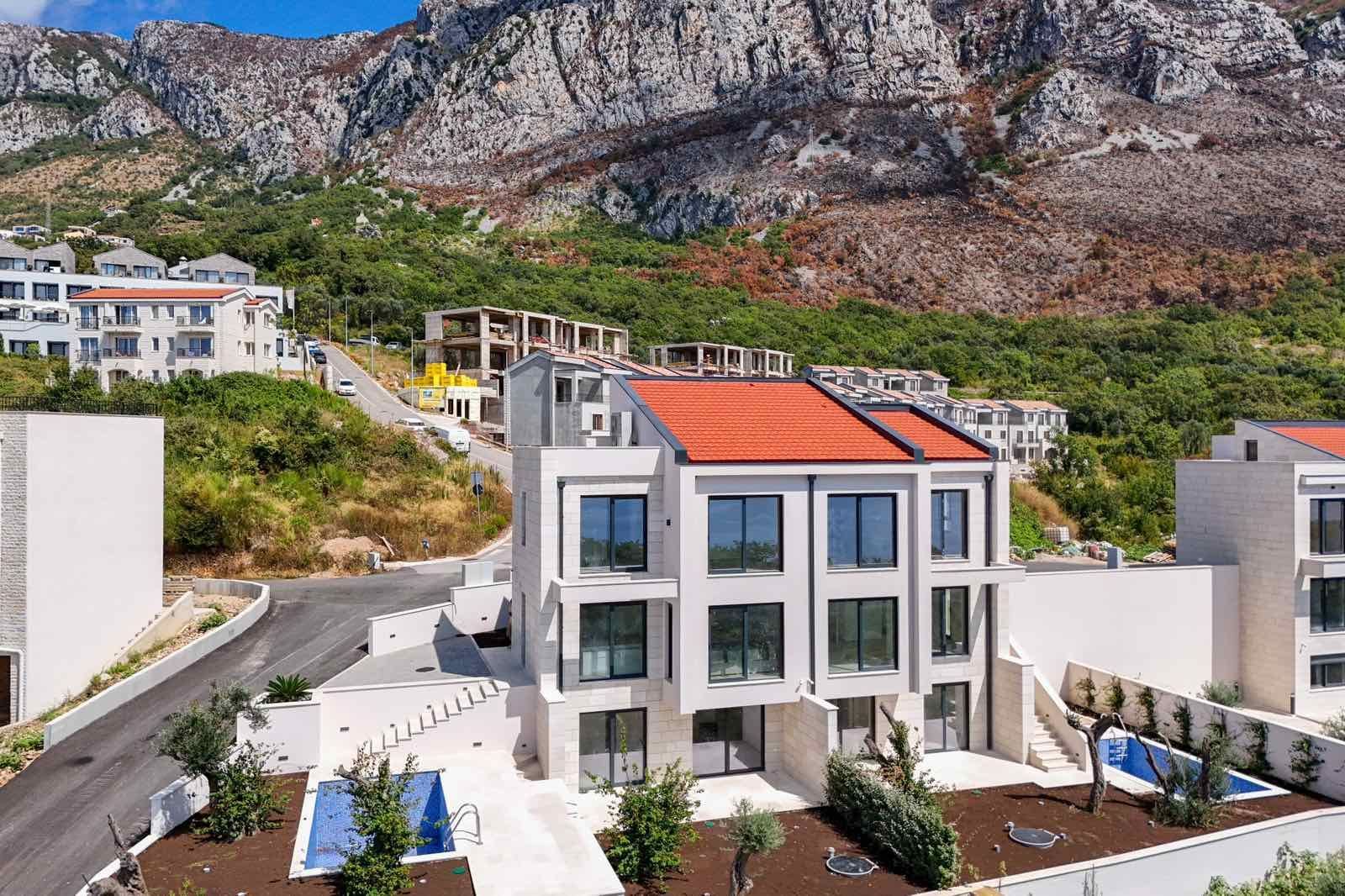 amforaproperty.com/Nova Luksuzna Poluodvojena Kuća sa Bazenom i Panoramskim Pogledom na more u Reževićima