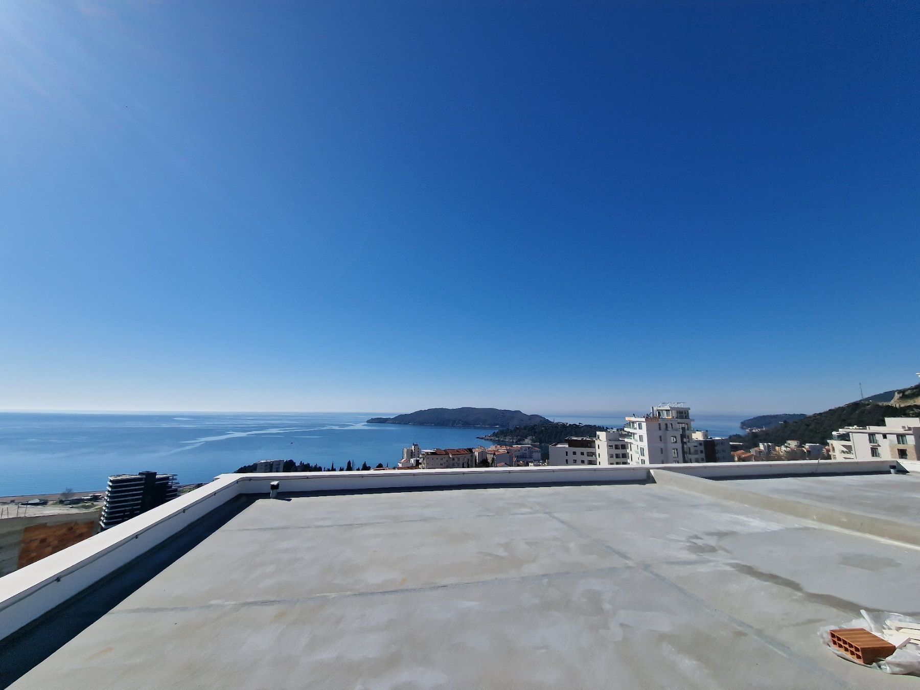 Dvosoban Stan 88.81m² sa pogledom na more i gratis krovnom terasom u Novom Stambenom Kompleksu u Bečićima - Amfora Real Estate