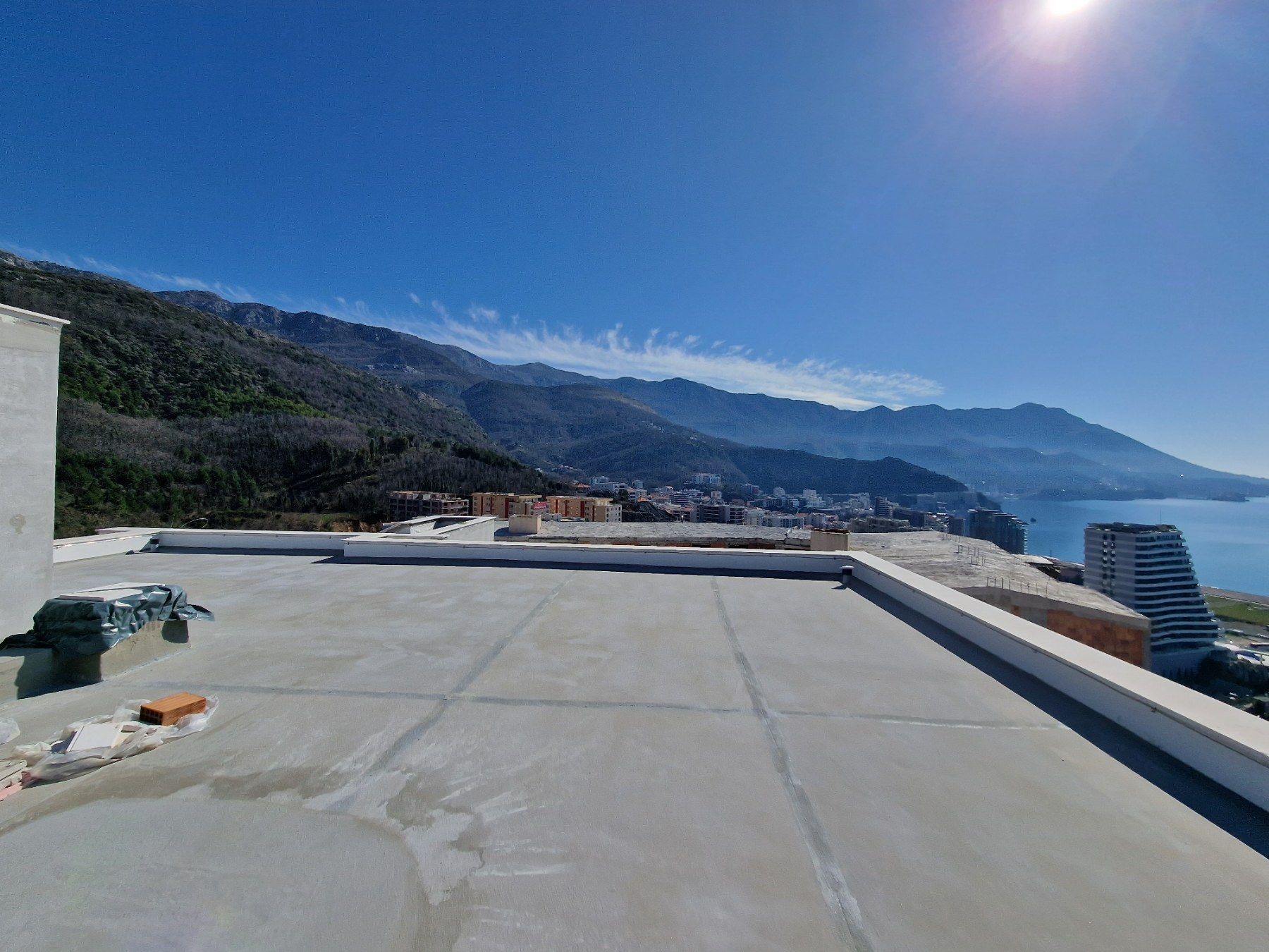 Dvosoban Stan 88.81m² sa pogledom na more i gratis krovnom terasom u Novom Stambenom Kompleksu u Bečićima - Amfora Real Estate