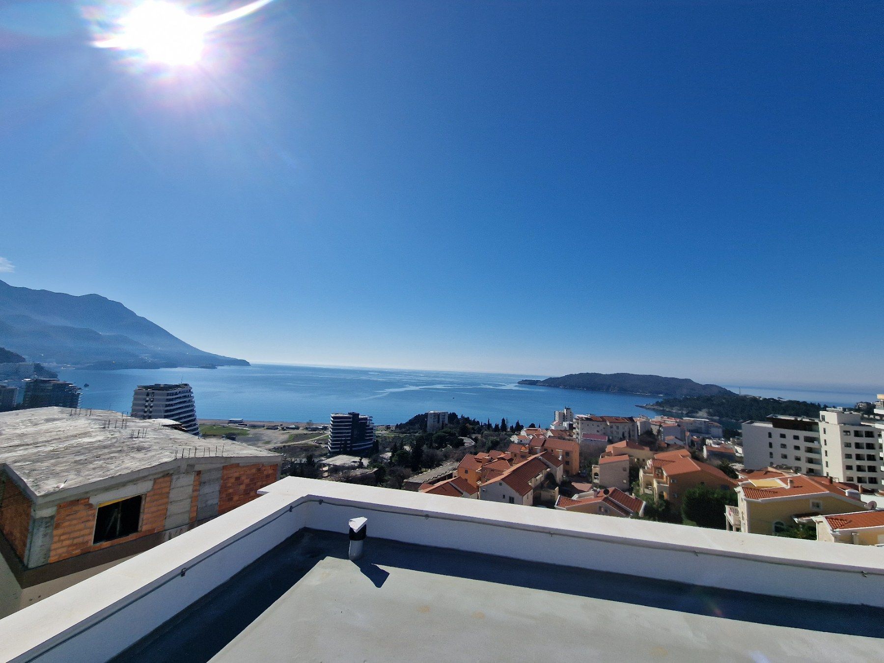 Dvosoban Stan 88.81m² sa pogledom na more i gratis krovnom terasom u Novom Stambenom Kompleksu u Bečićima - Amfora Real Estate