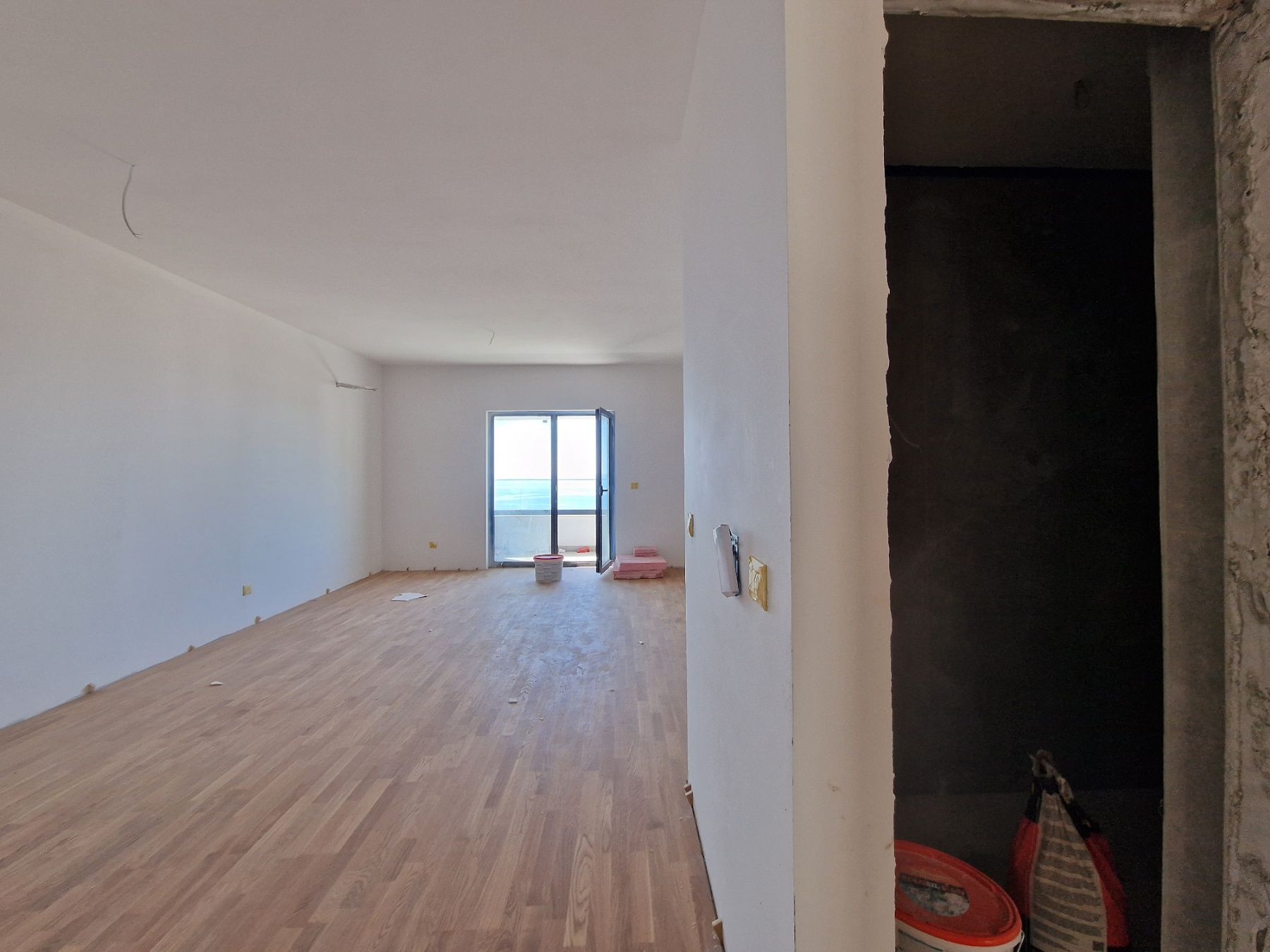 Dvosoban Stan 88.81m² sa pogledom na more i gratis krovnom terasom u Novom Stambenom Kompleksu u Bečićima - Amfora Real Estate