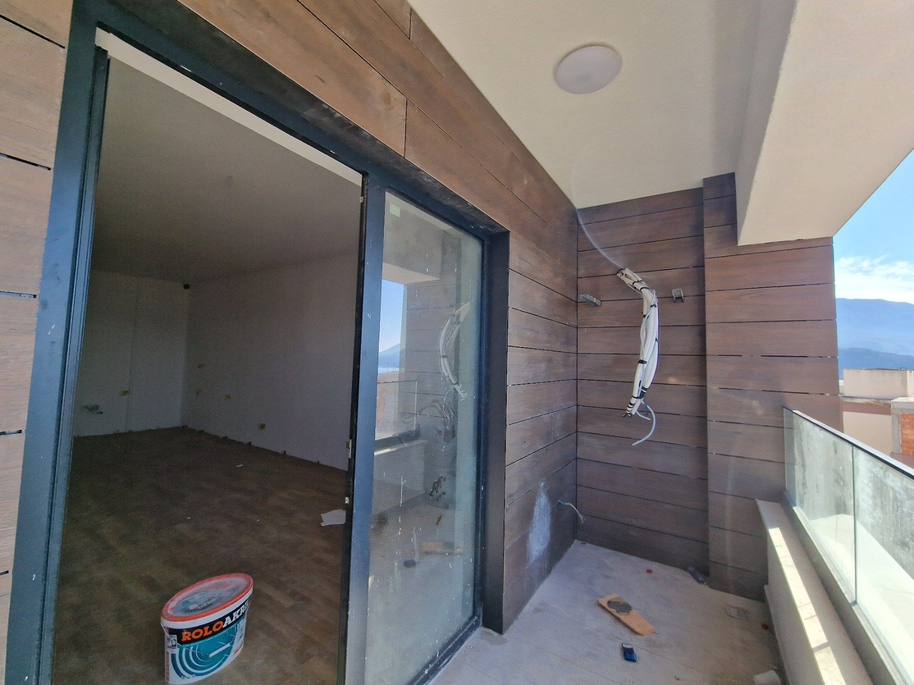 Dvosoban Stan 88.81m² sa pogledom na more i gratis krovnom terasom u Novom Stambenom Kompleksu u Bečićima - Amfora Real Estate