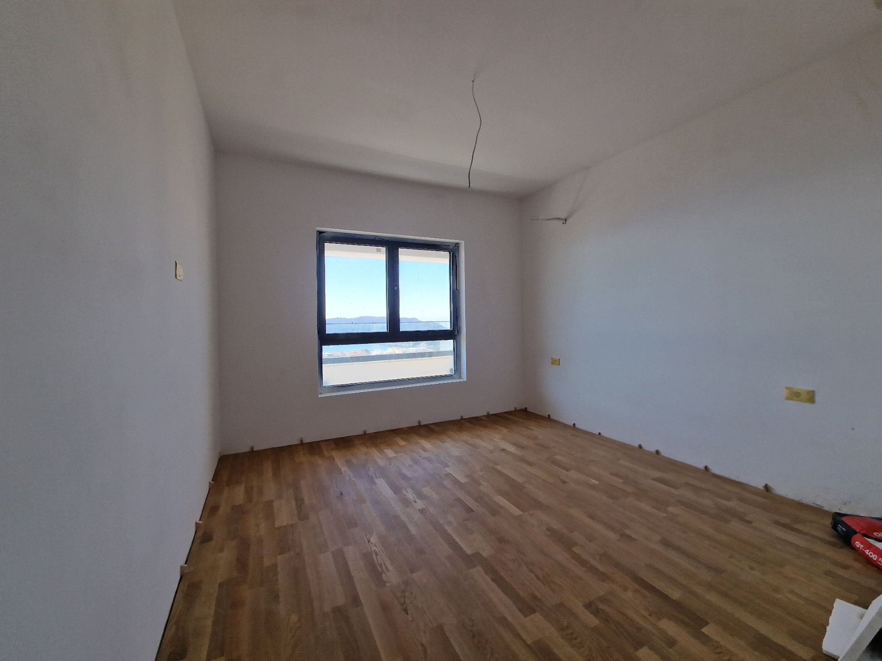 Dvosoban Stan 88.81m² sa pogledom na more i gratis krovnom terasom u Novom Stambenom Kompleksu u Bečićima - Amfora Real Estate