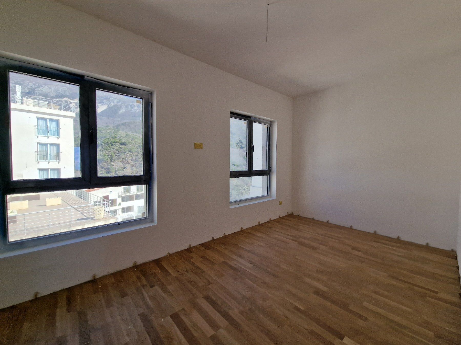 Dvosoban Stan 88.81m² sa pogledom na more i gratis krovnom terasom u Novom Stambenom Kompleksu u Bečićima - Amfora Real Estate