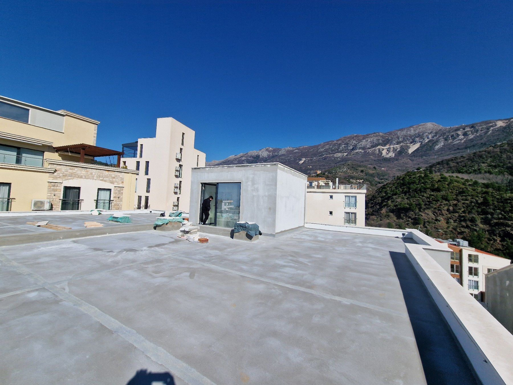 Dvosoban Stan 88.81m² sa pogledom na more i gratis krovnom terasom u Novom Stambenom Kompleksu u Bečićima - Amfora Real Estate