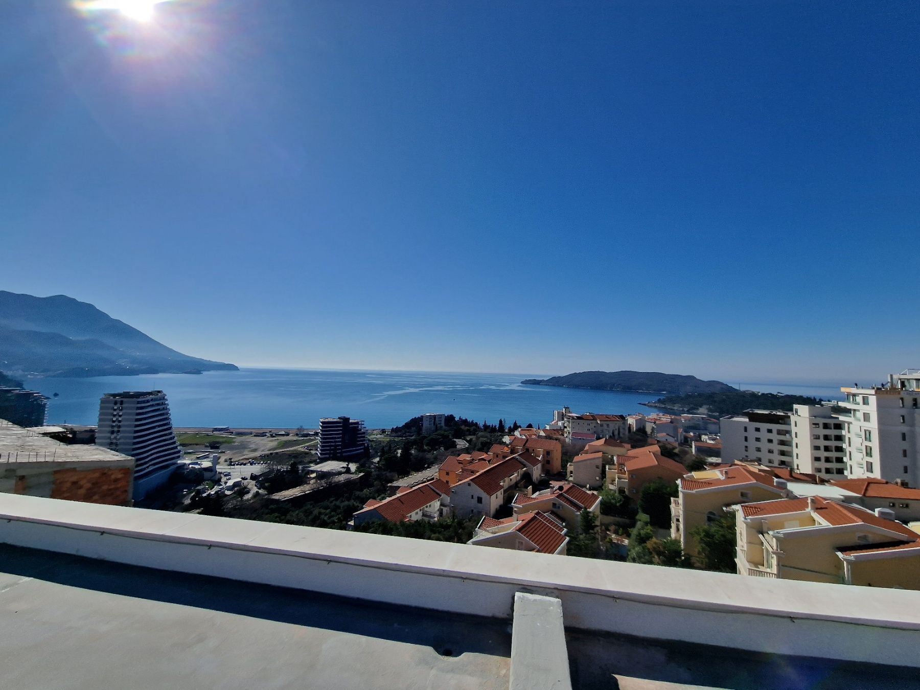 Dvosoban Stan 88.81m² sa pogledom na more i gratis krovnom terasom u Novom Stambenom Kompleksu u Bečićima - Amfora Real Estate