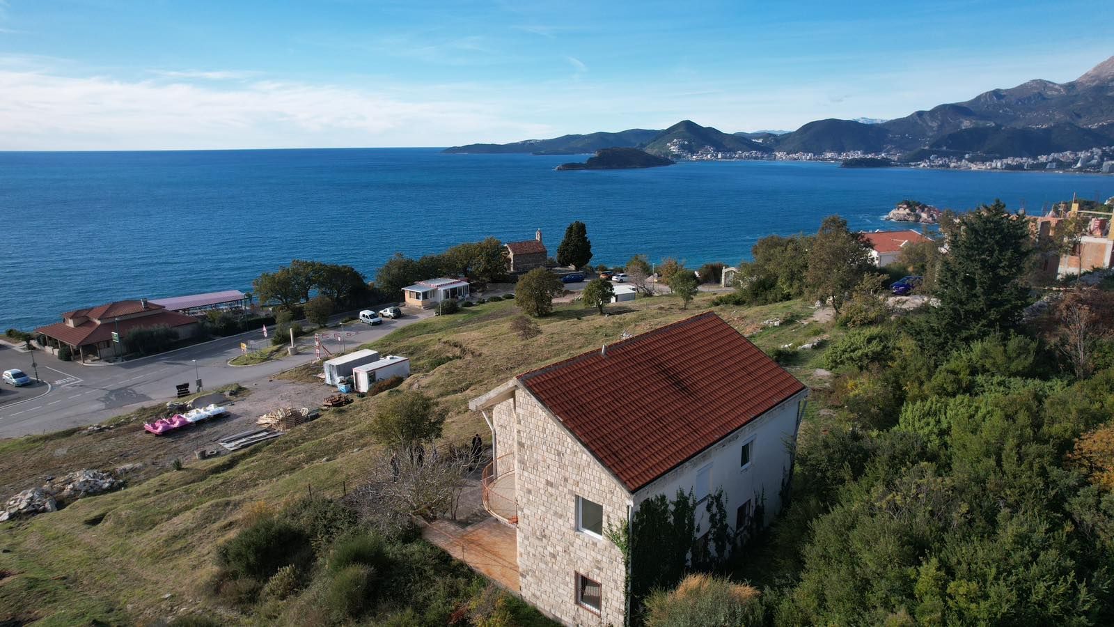 amforaproperty.com/Kuća sa Panoramskim Pogledom na More i Parcelom od 813 m² – Blizikuće, Sveti Stefan