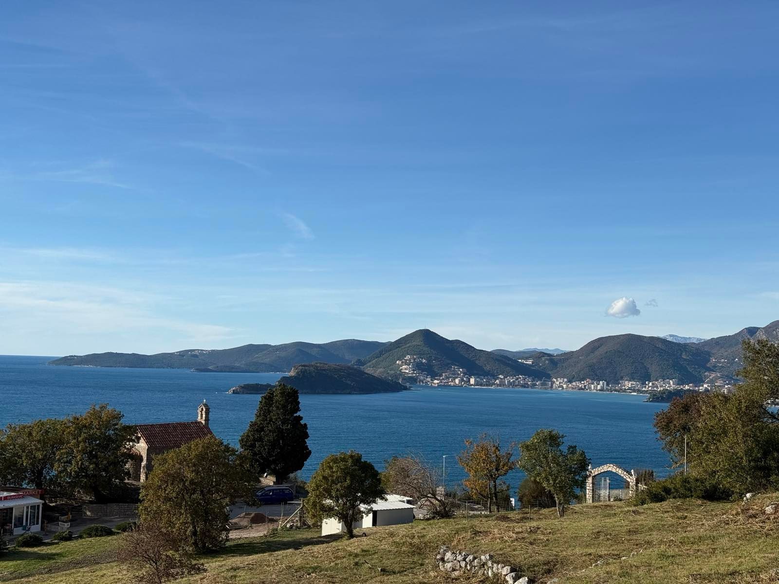 amforaproperty.com/Kuća sa Panoramskim Pogledom na More i Parcelom od 813 m² – Blizikuće, Sveti Stefan