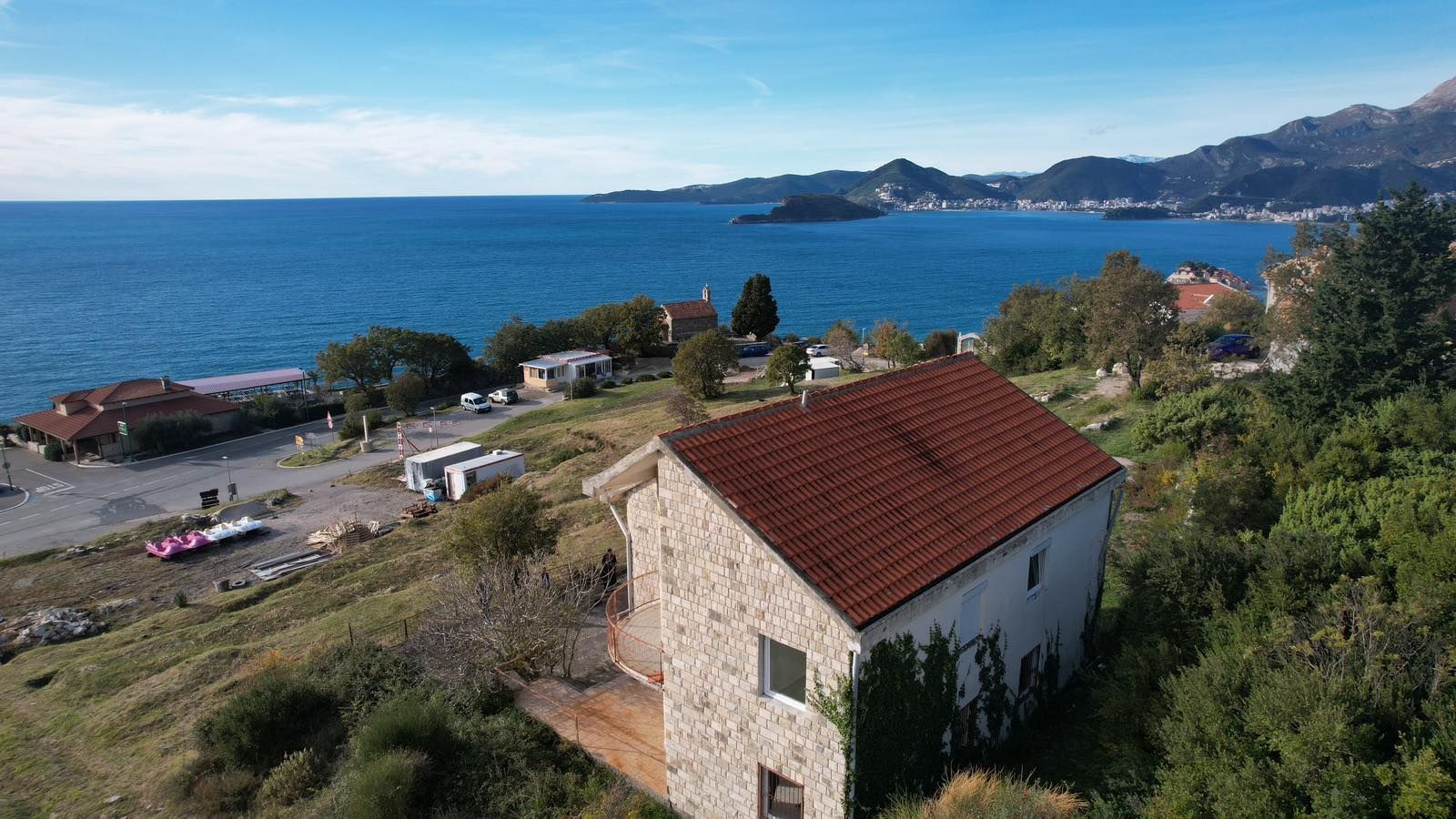 amforaproperty.com/Kuća sa Panoramskim Pogledom na More i Parcelom od 813 m² – Blizikuće, Sveti Stefan