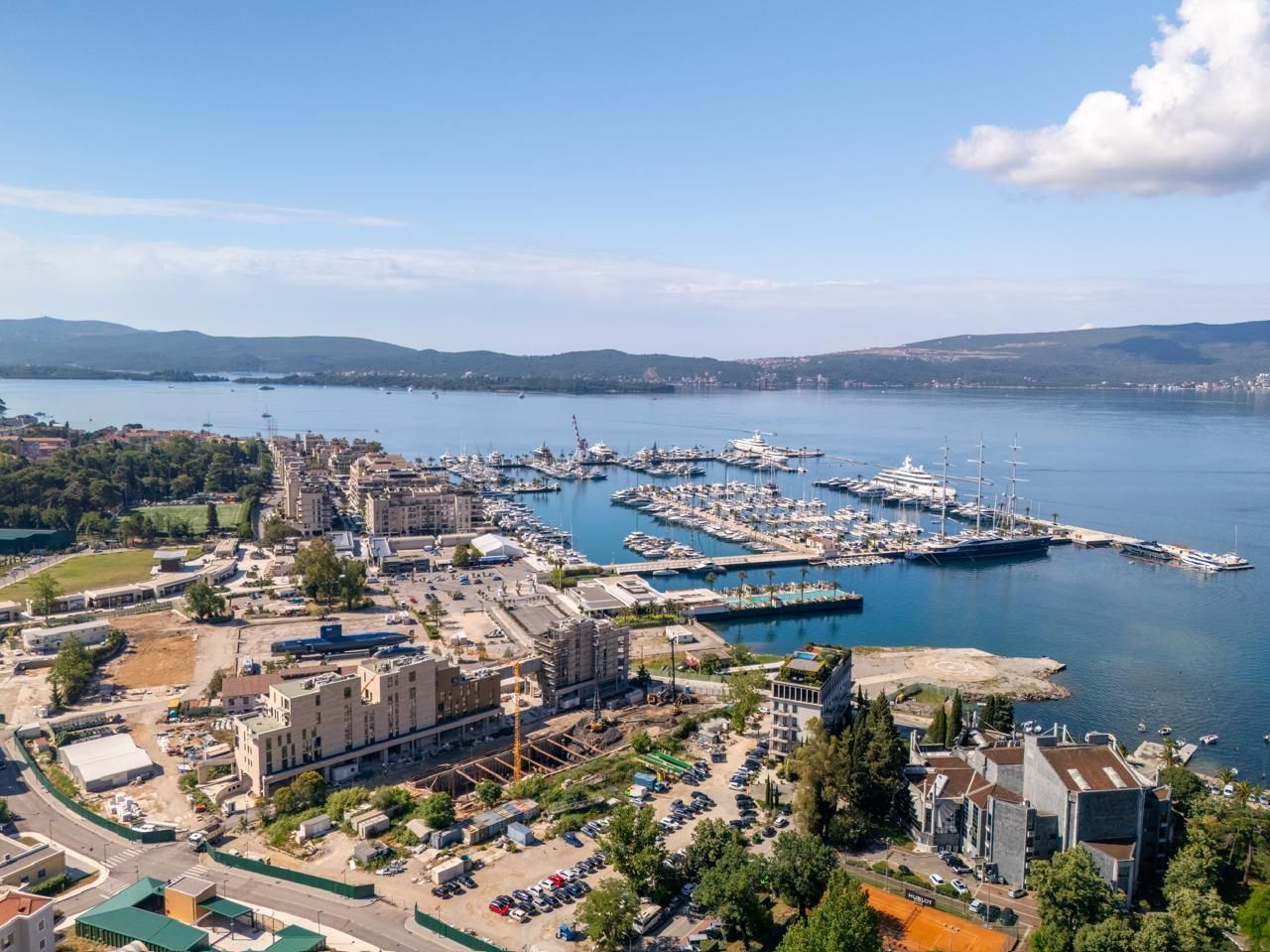 Trosoban penthouse sa krovnim bazenom u novom luksuznom stambenom kompleksu ,Tivat,Porto Montenegro - Amfora Real Estate