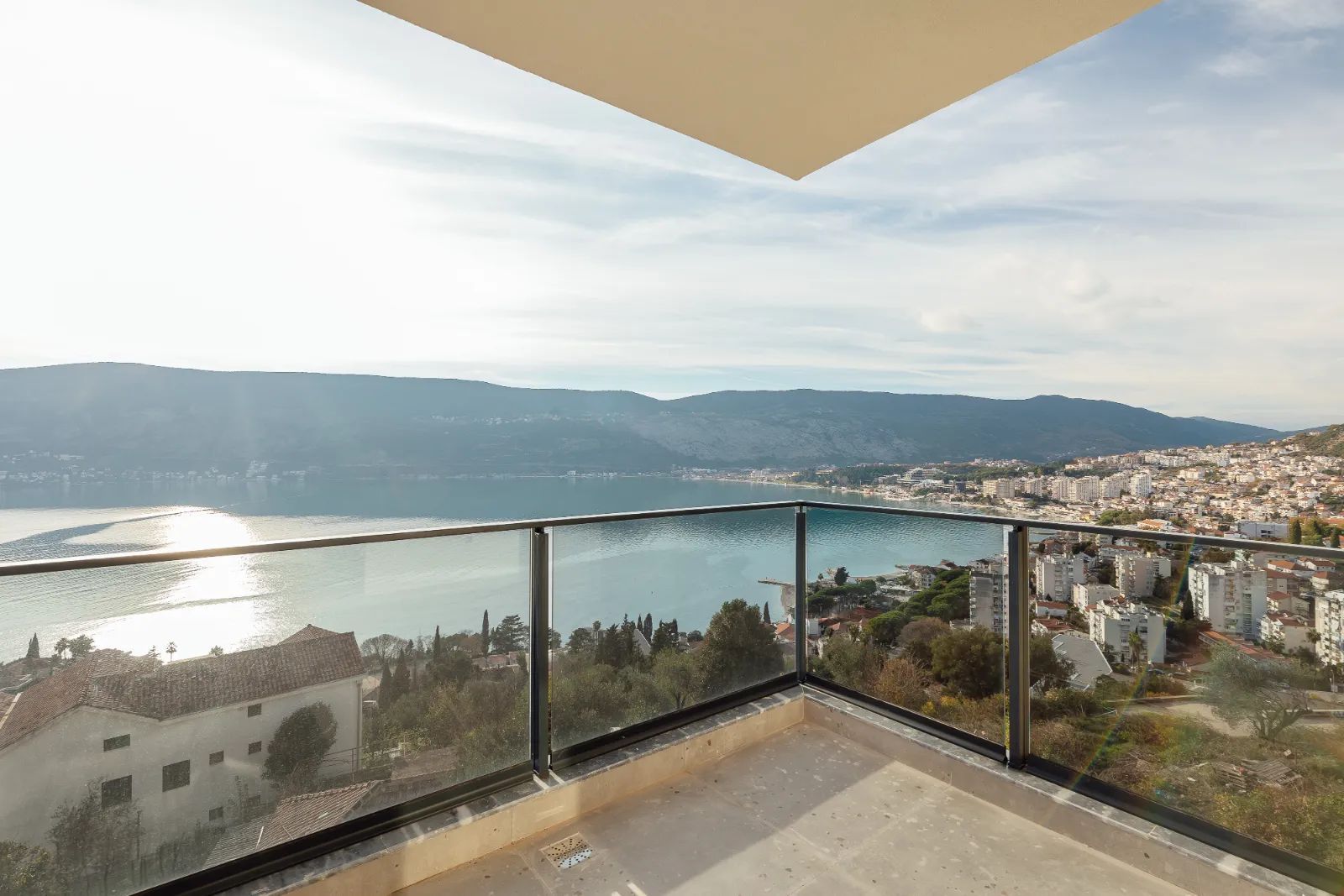 amforaproperty.com/Luksuzan trosoban stan 122m² sa panoramskim pogledom u kompleksu sa bazenom, Herceg Novi - Topla