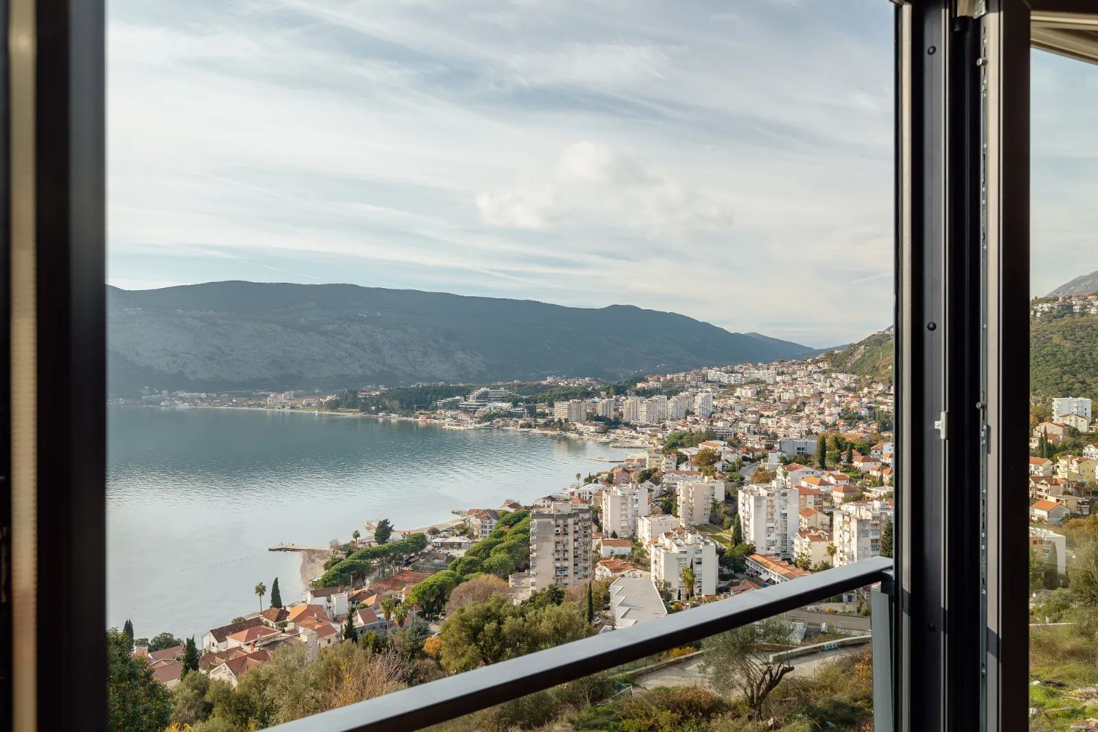 amforaproperty.com/Luksuzan trosoban stan 122m² sa panoramskim pogledom u kompleksu sa bazenom, Herceg Novi - Topla