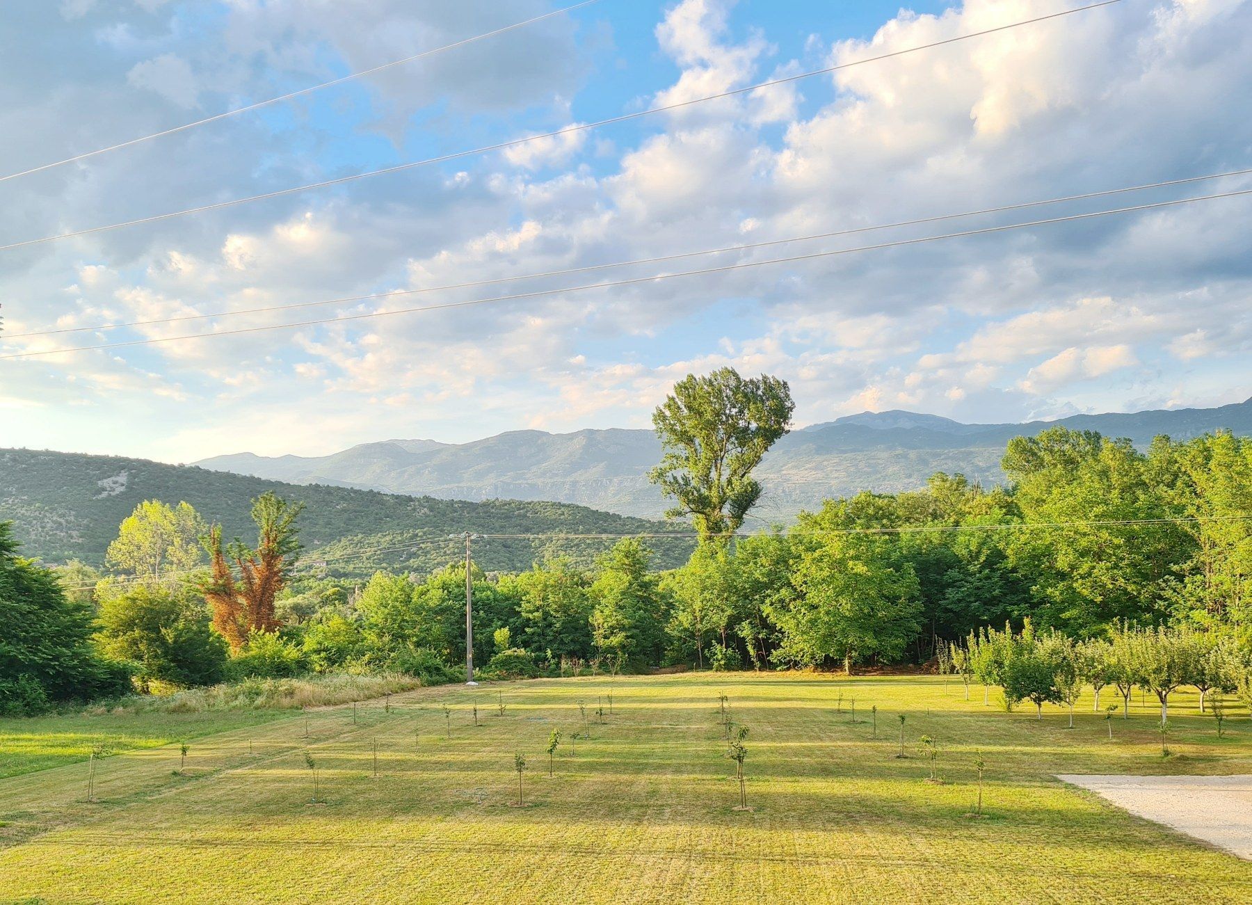 amforaproperty.com/Ekskluzivan plac od 4430 m² u centru Danilovgrada – spoj urbanog života i prirodnog okruženja