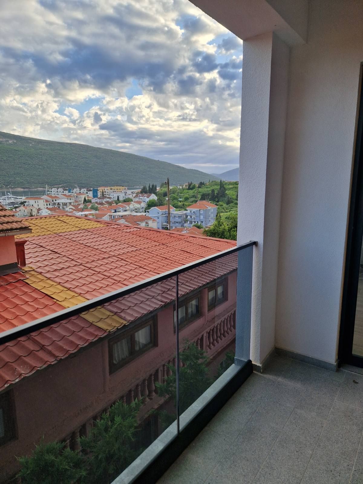 amforaproperty.com/Dvosoban moderno opremljen stan sa pogledom na more i parking mestom,Djenovici-Herceg Novi