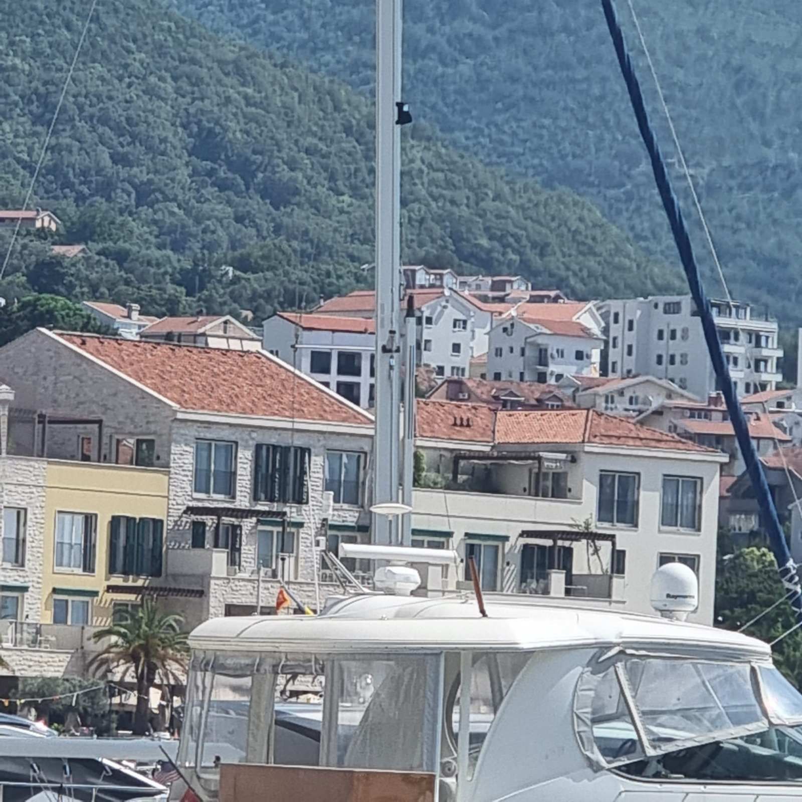 Dvosoban moderno opremljen stan sa pogledom na more i parking mestom,Djenovici-Herceg Novi - Amfora Real Estate