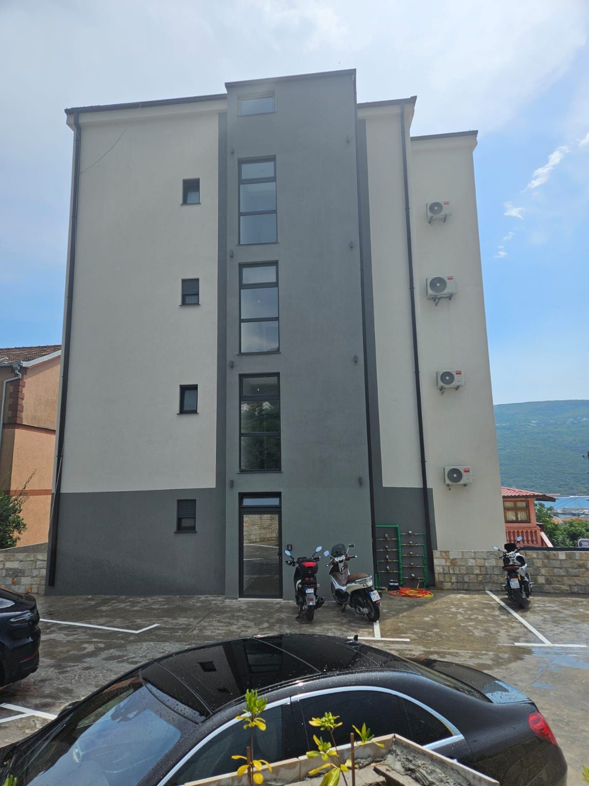 Dvosoban moderno opremljen stan sa pogledom na more i parking mestom,Djenovici-Herceg Novi - Amfora Real Estate