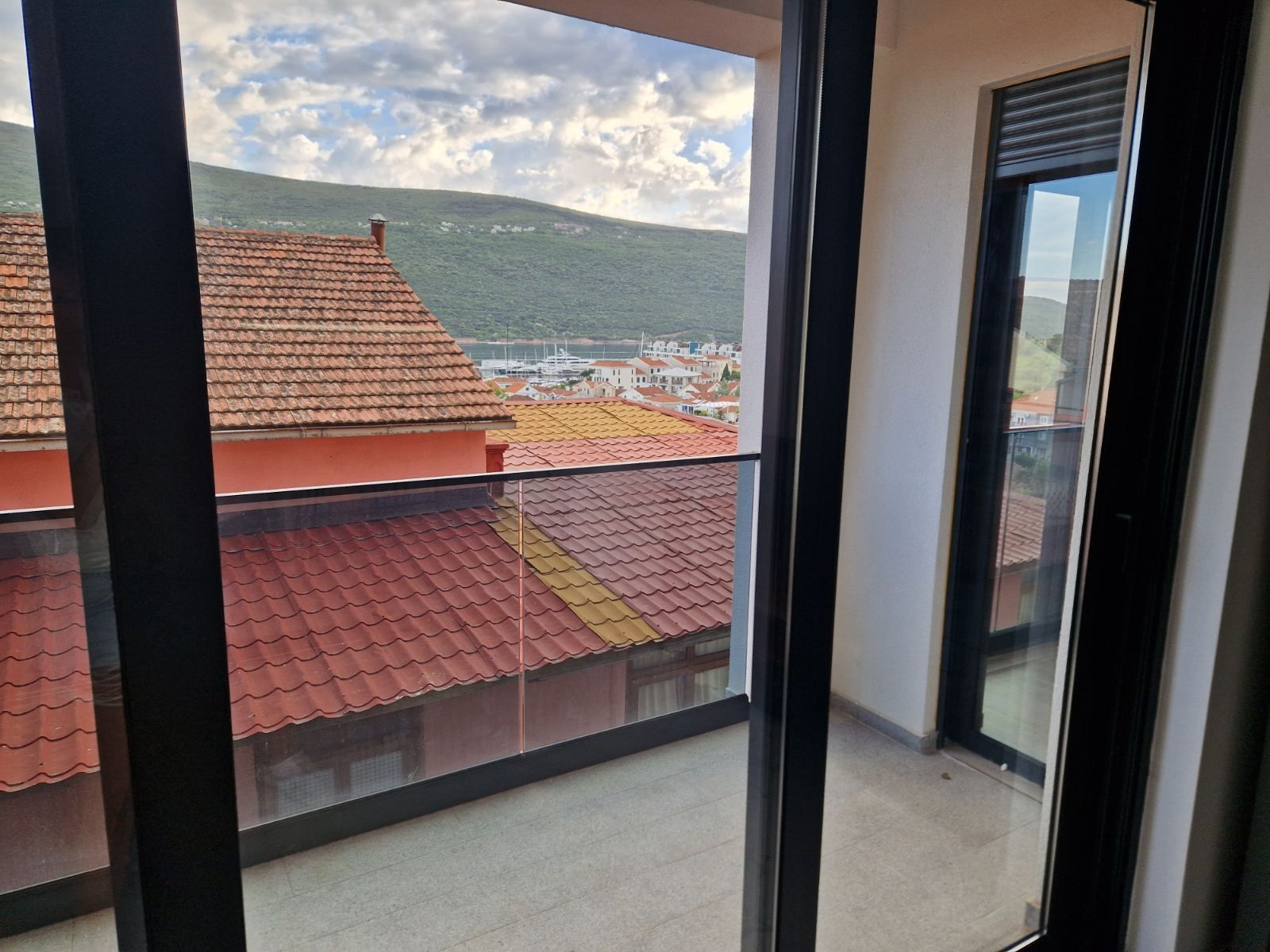 amforaproperty.com/Dvosoban moderno opremljen stan sa pogledom na more i parking mestom,Djenovici-Herceg Novi