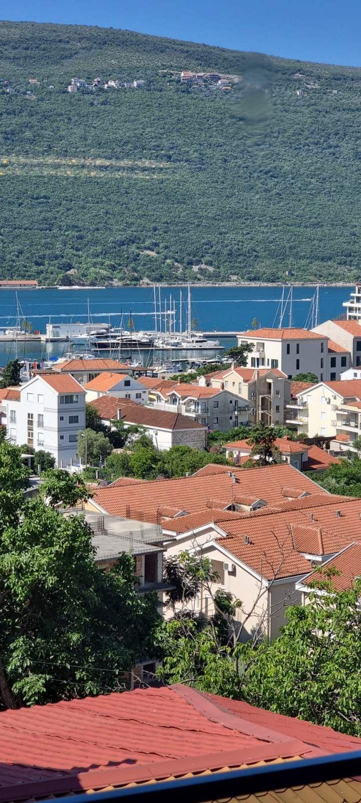 Dvosoban moderno opremljen stan sa pogledom na more i parking mestom,Djenovici-Herceg Novi - Amfora Real Estate